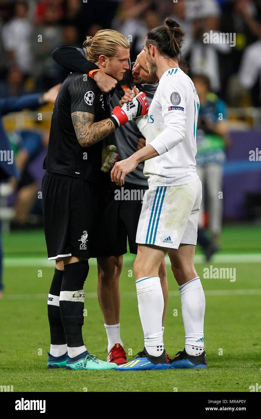Kiev, Ukraine. 26th May, 2018. Gareth Bale of Real Madrid consoles Loris  Karius of Liverpool after the UEFA Champions League Final match between  Real Madrid and Liverpool at Olimpiyskiy National Sports Complex
