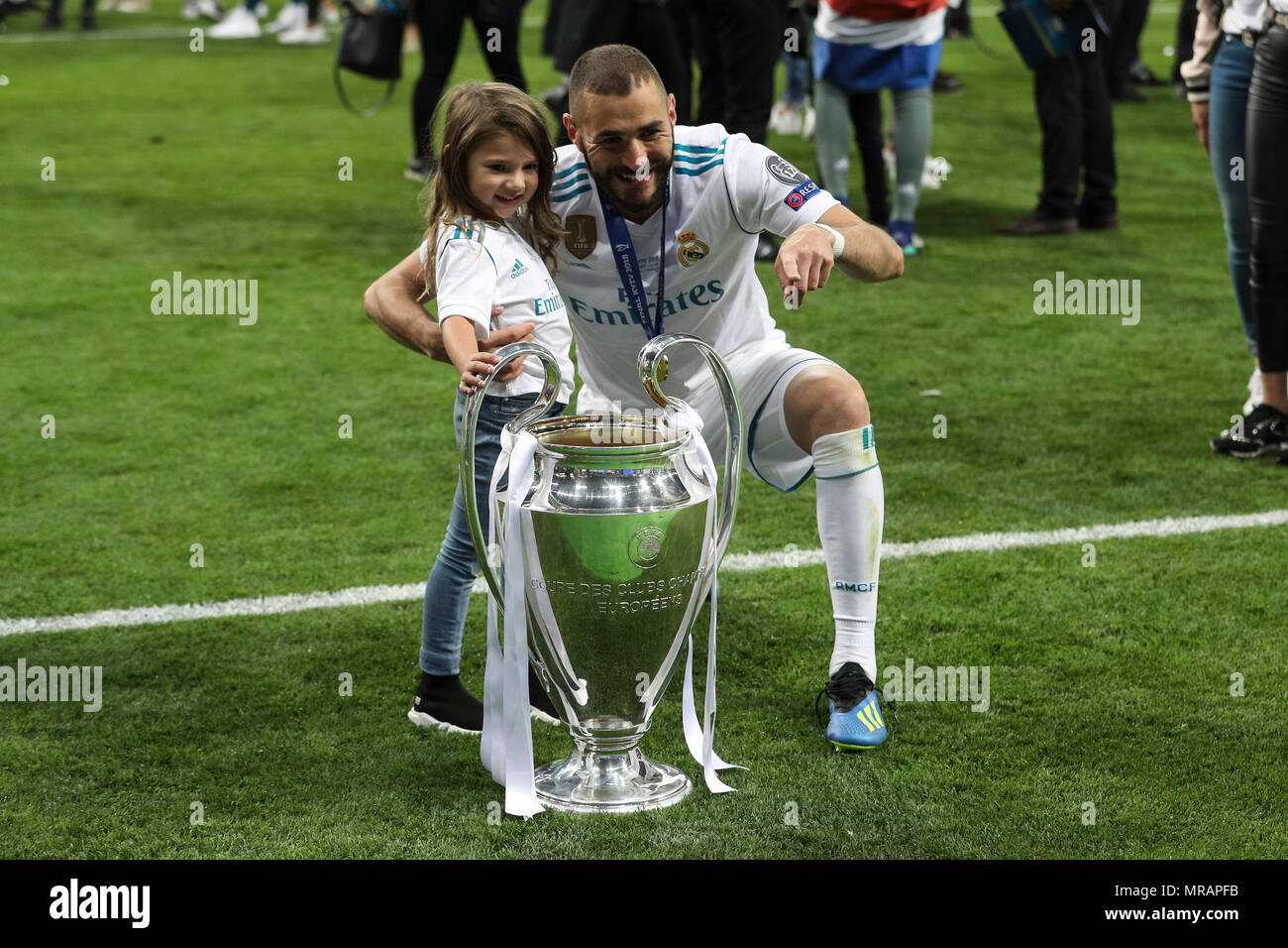 Kiev Ukraine 26th May 2018 Karim Benzema Of Real Madrid Celebrates With The Trophy And His