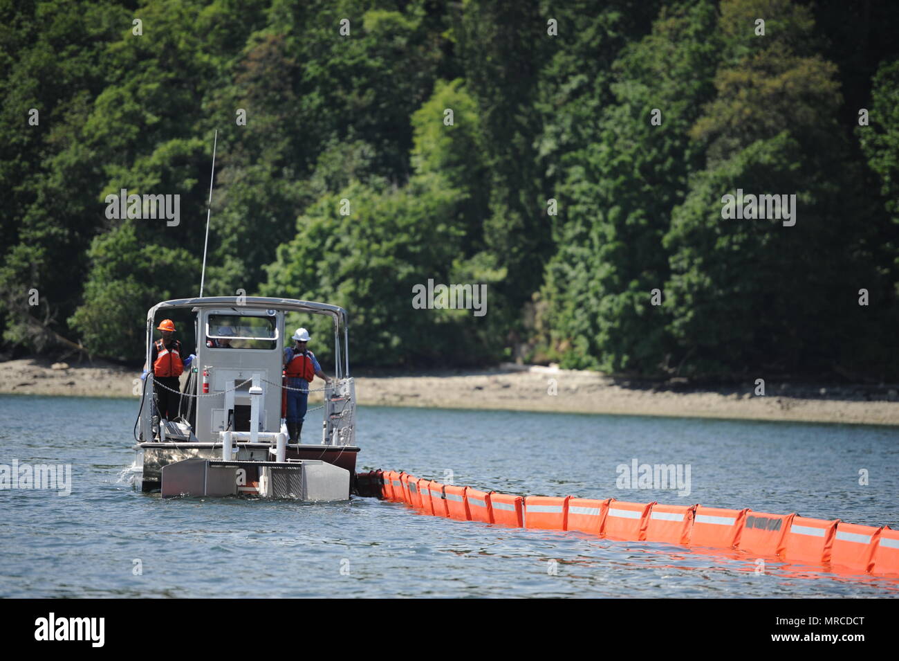 Oil spill boom and vessel hires stock photography and images Alamy