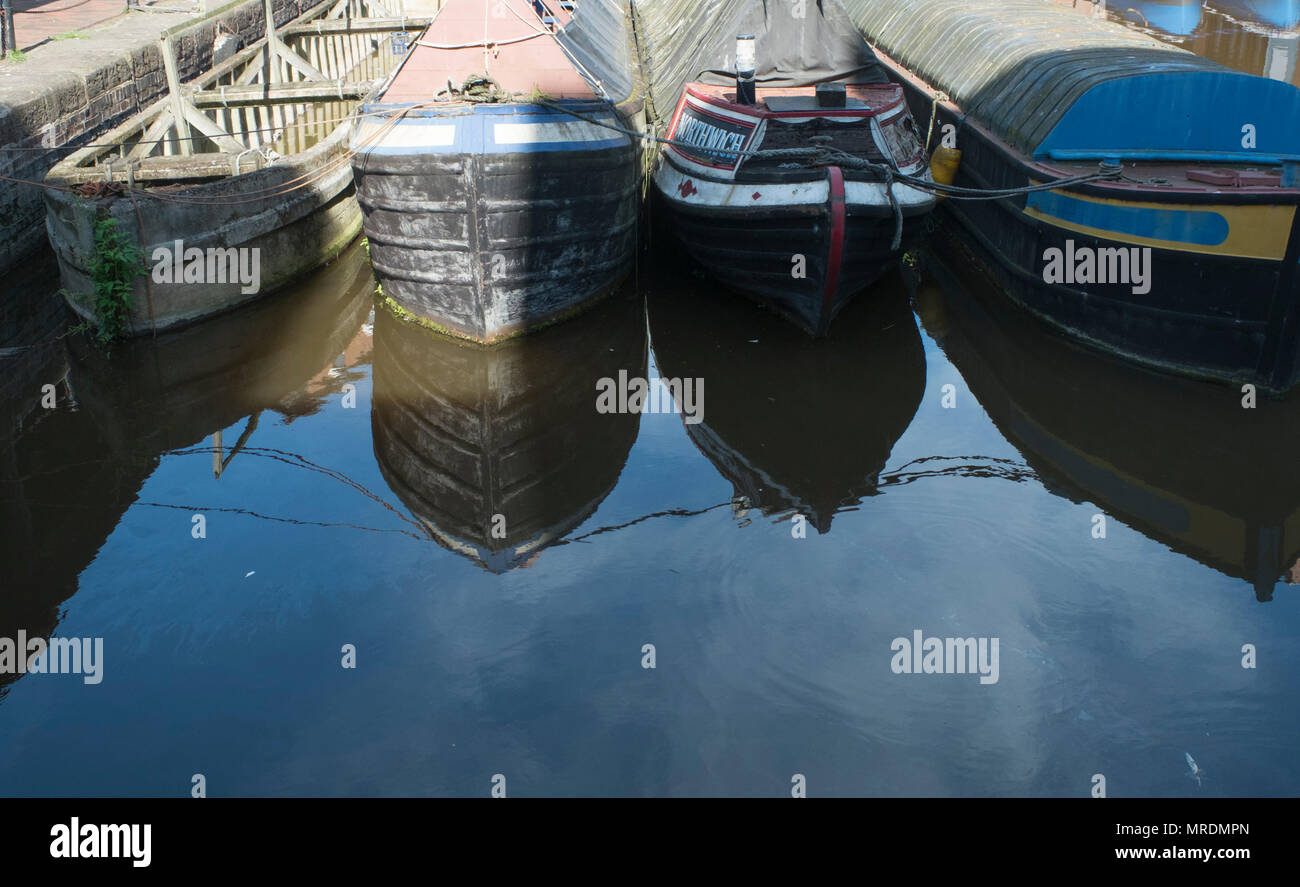 Barges in the Barge Arm of Gloucester Docks Stock Photo Alamy