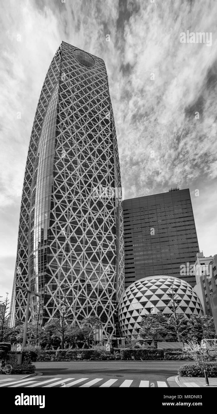 Black and white view of Mode Gakuen Cocoon Tower, Shinjuku, Tokyo, Japan Stock Photo