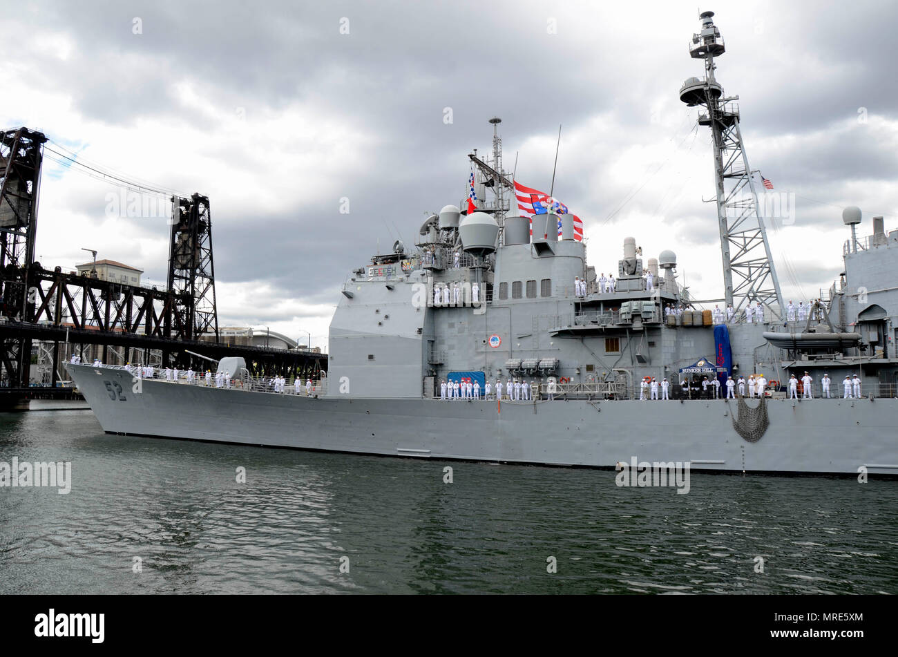 PORTLAND, Ore. (June 8, 2017) The Ticonderoga-class guided-missile cruiser USS Bunker Hill (CG 52) arrives in Portland for Rose Festival Fleet Week. The festival and Portland Fleet Week are a celebration of the sea services with Sailors, Marines, and Coast Guard members from the U.S. and Canada making the city a port of call. (U.S. Navy photo by Mass Communication Specialist 3rd Class Alana Langdon/Released) Stock Photo