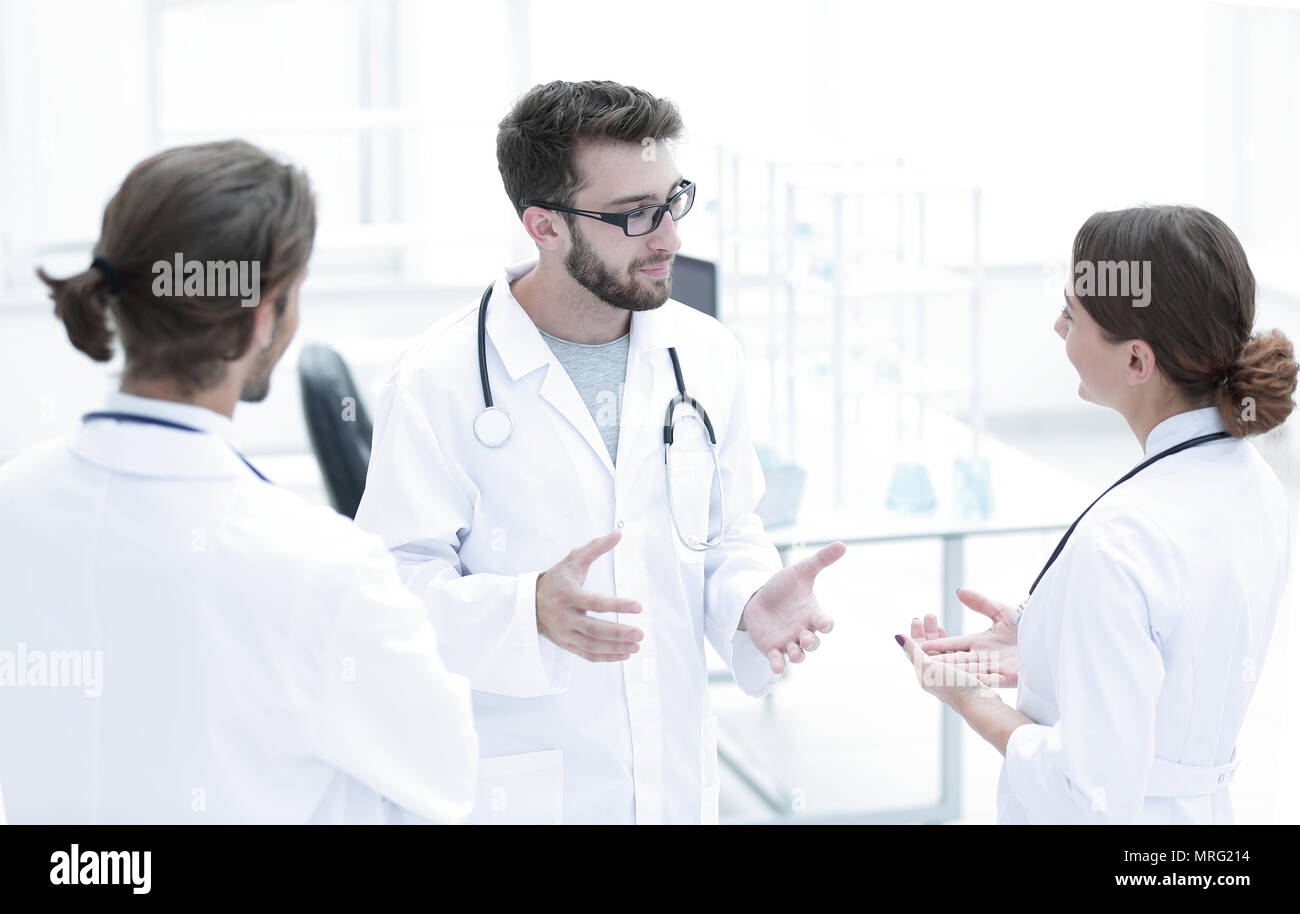 Medical staff discuss in a modern hospital room Stock Photo - Alamy
