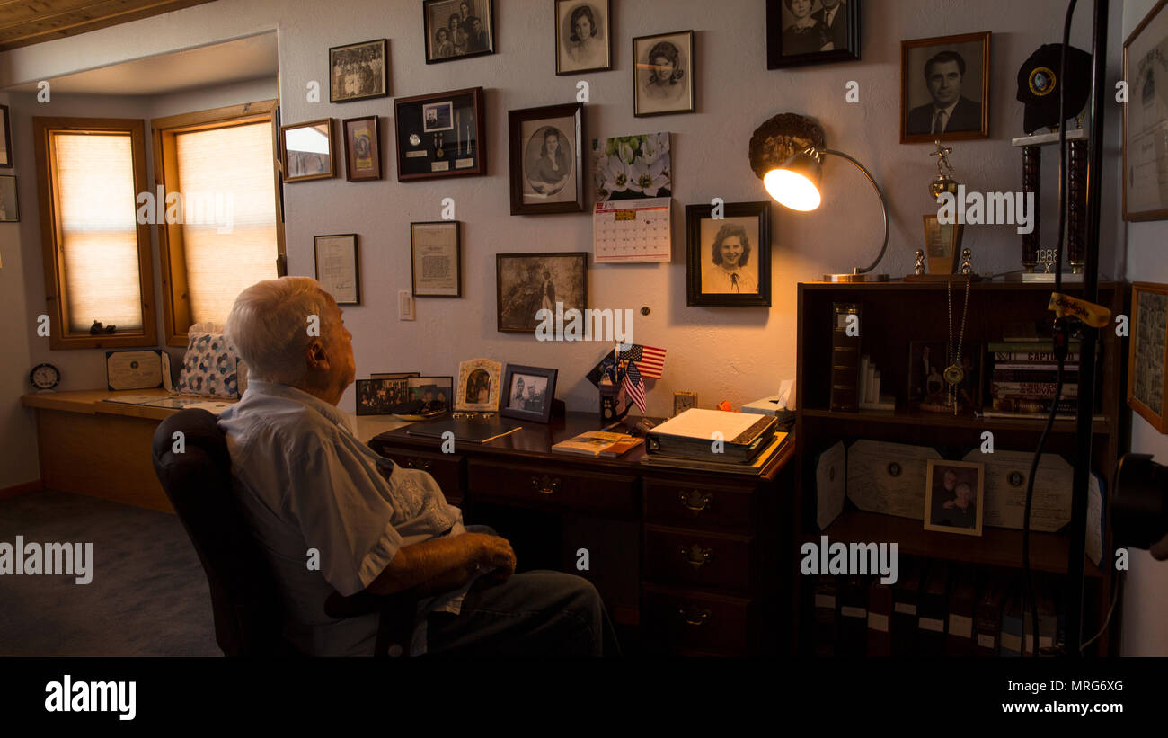 Peter B. Marshall, a World War II prisoner of war, shares his experience of spending 1,368 days behind enemy lines. Marshall is the last World War II POW, captured from Guam, still alive. (U.S. Marine Corps photo taken by Lance Cpl. Hanna Powell) Stock Photo