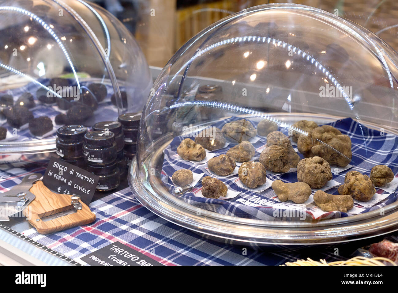 Italian black and white truffles (Tuber Magnatum). Festivals and fairs Italy Stock Photo