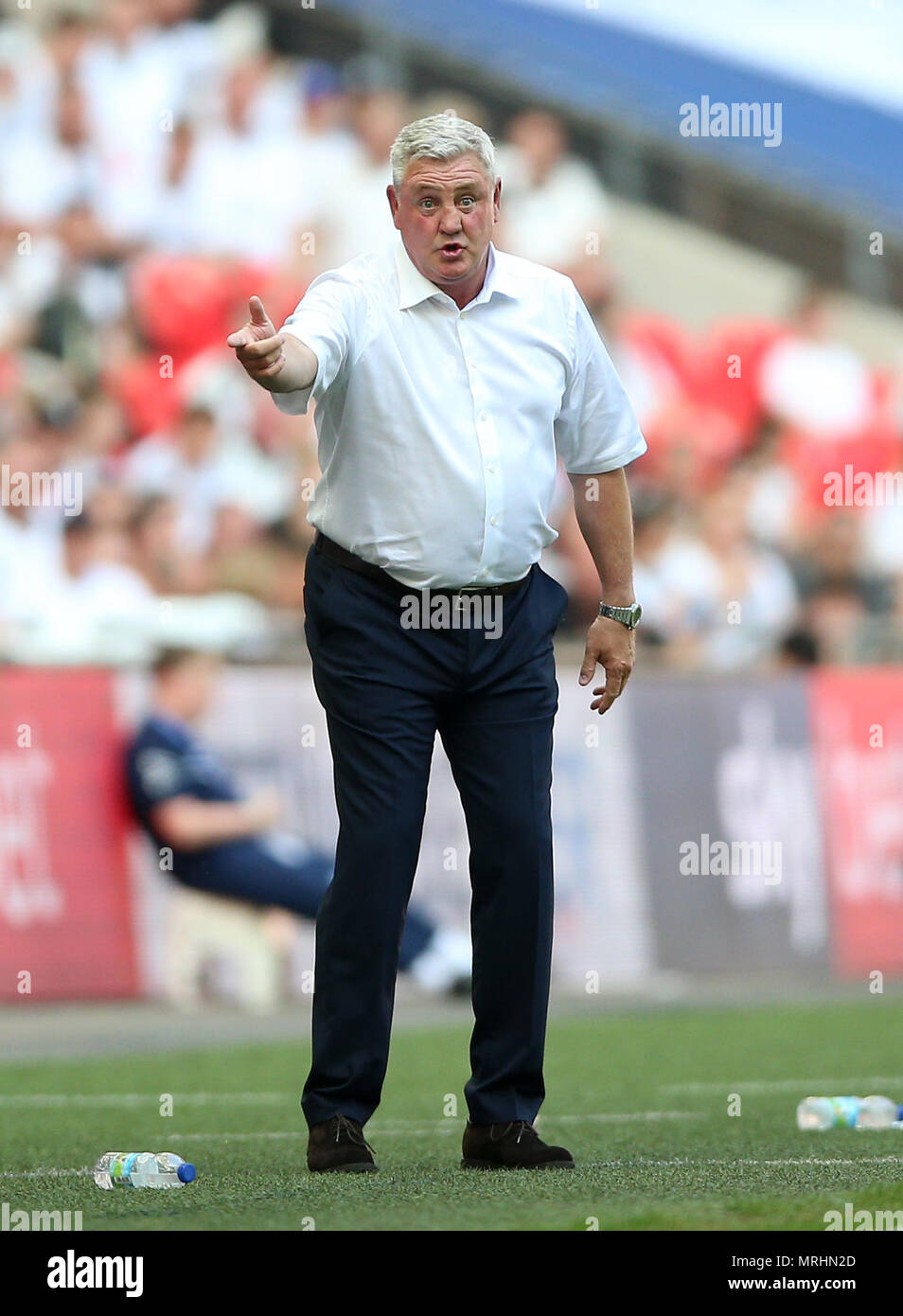 Aston Villa manager Steve Bruce gestures on the touchline during the Sky Bet Championship Final at Wembley Stadium, London. PRESS ASSOCIATION Photo. Picture date: Saturday May 26, 2018. See PA story SOCCER Championship. Photo credit should read: Nigel French/PA Wire. RESTRICTIONS: No use with unauthorised audio, video, data, fixture lists, club/league logos or 'live' services. Online in-match use limited to 75 images, no video emulation. No use in betting, games or single club/league/player publications Stock Photo