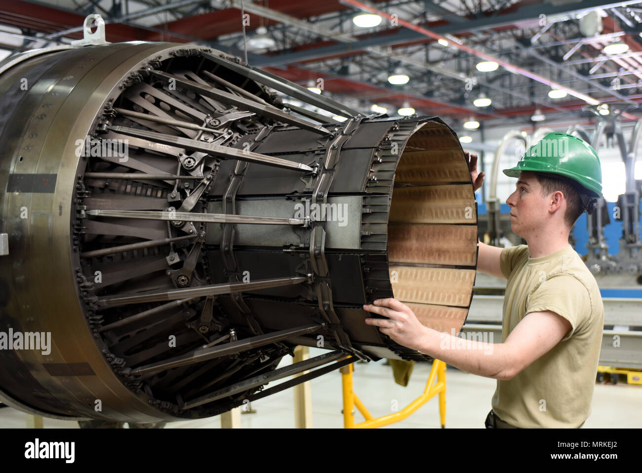 мотор автомобиля. мотор техника. машиностроение двигатель. Maybach v12 двигатель. авиатехник s7.