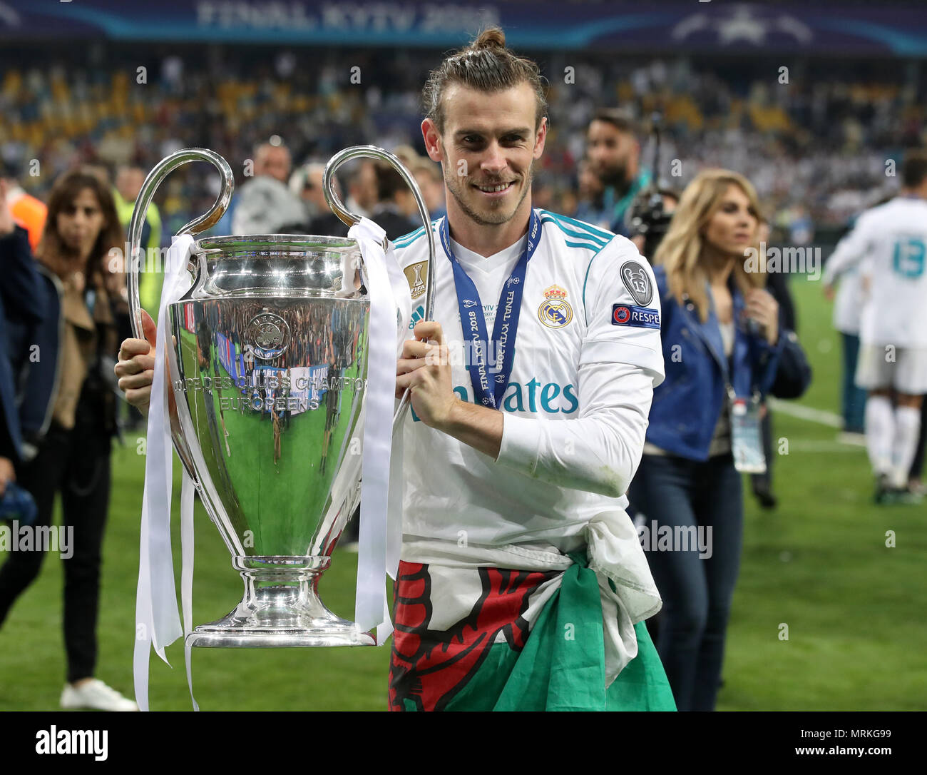 Real Madrid's Gareth Bale celebrates with the trophy after winning the UEFA Champions  League Final at the NSK Olimpiyskiy Stadium, Kiev Stock Photo - Alamy
