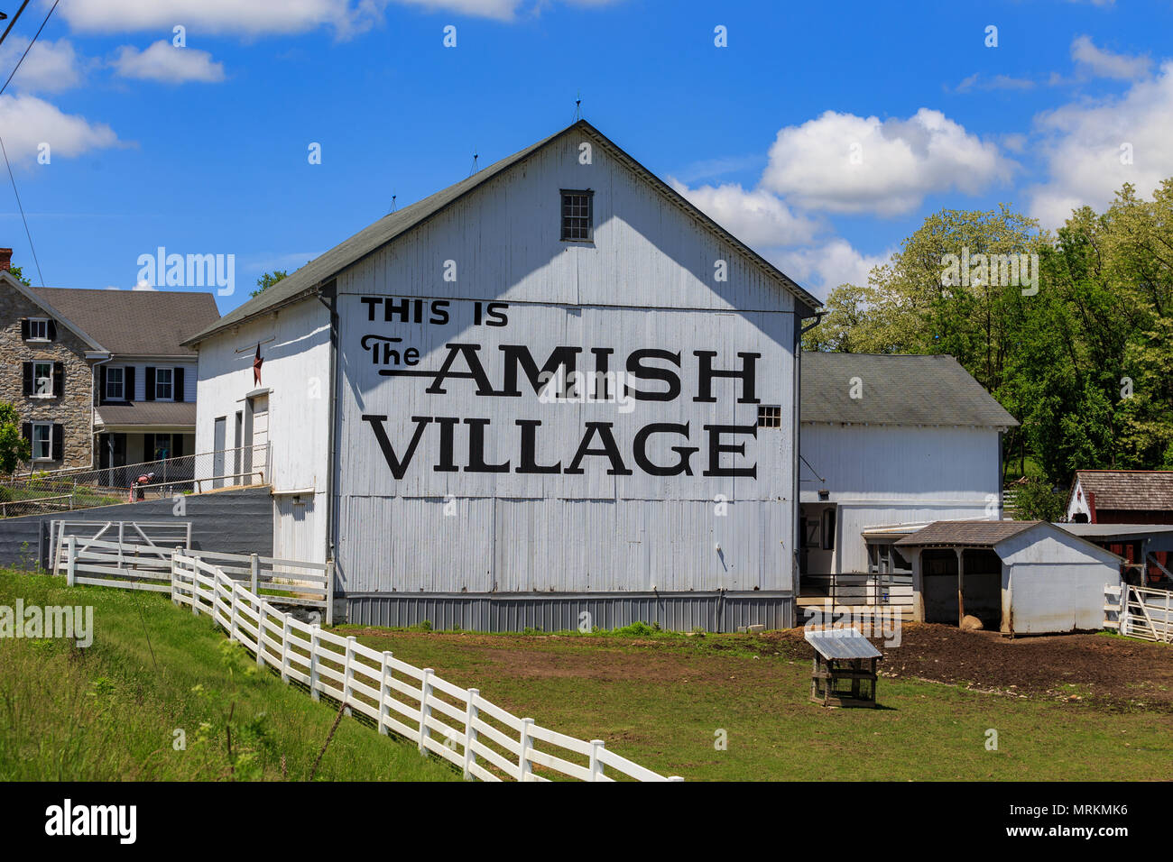 Strasburg Pa Usa May 23 2018 A White Barn At The Amish