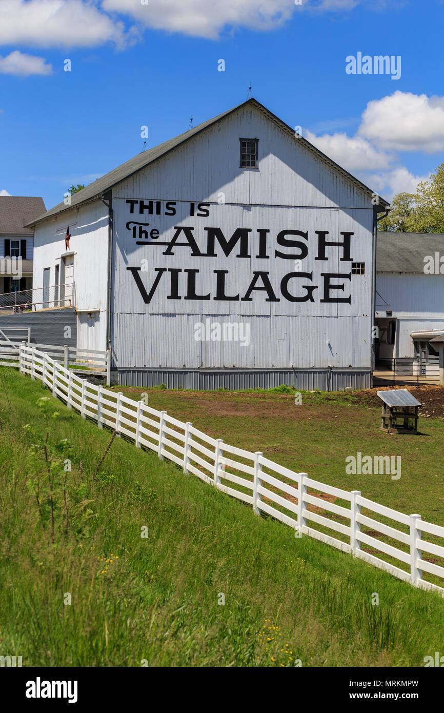 Strasburg Pa Usa May 23 2018 A White Barn At The Amish