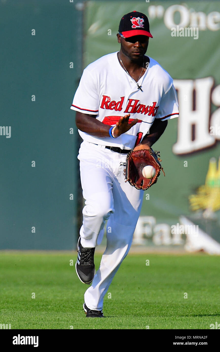 Fargo, ND, USA. 26th May, 2018. FM RedHawks outfielder Devan Ahart (12)  fields a ball in American Association professional baseball between the  Lincoln Saltdogs and the FM RedHawks at Newman Outdoor Field