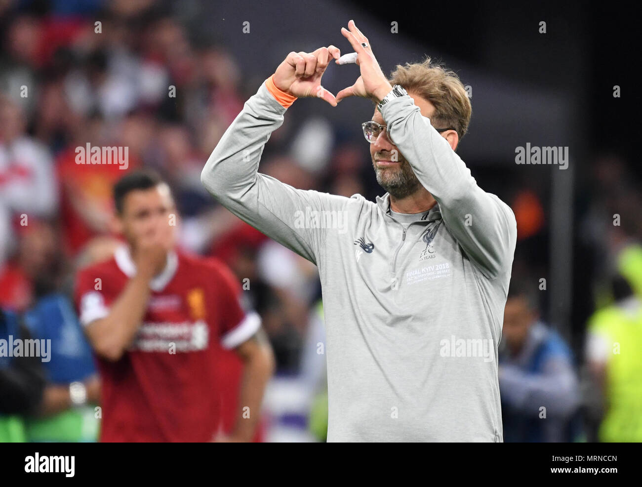 26 May 2018, Ukraine, Kiev: Soccer, Champions League final, Real Madrid vs FC Liverpool at the Olimpiyskiy National Sports Complex. Liverpool's manager Juergen Klopp thanks the supporters. Photo: Ina Fassbender/dpa Credit: dpa picture alliance/Alamy Live News Stock Photo