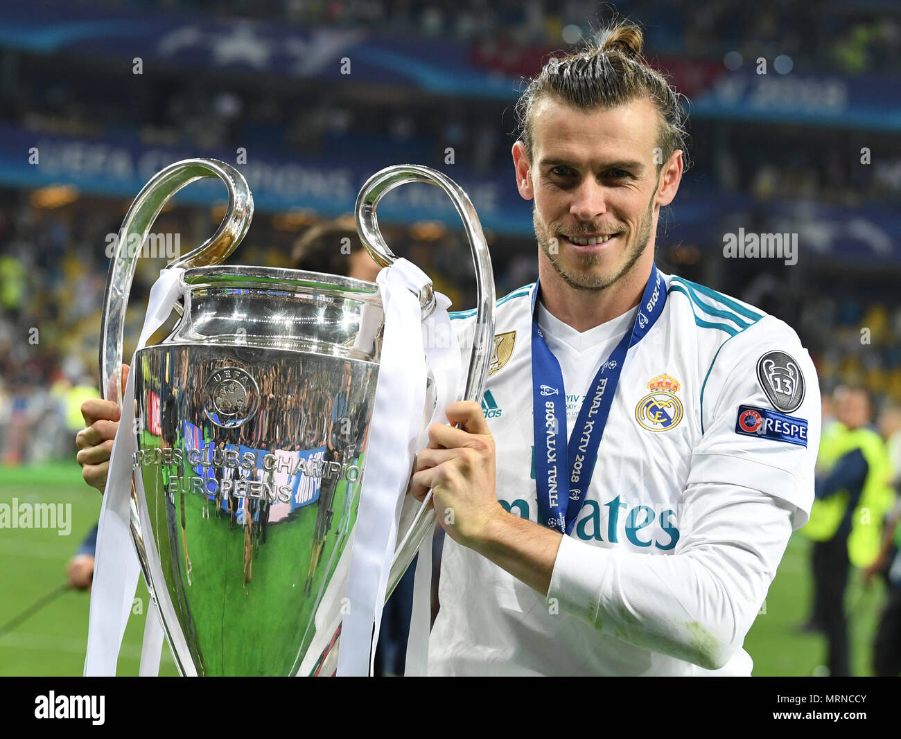26 May 2018, Ukraine, Kiev: Soccer, Champions League final, Real Madrid vs FC Liverpool at the Olimpiyskiy National Sports Complex. Real's Gareth Bale holds the Champions League Cup. Photo: Ina Fassbender/dpa Credit: dpa picture alliance/Alamy Live News Stock Photo