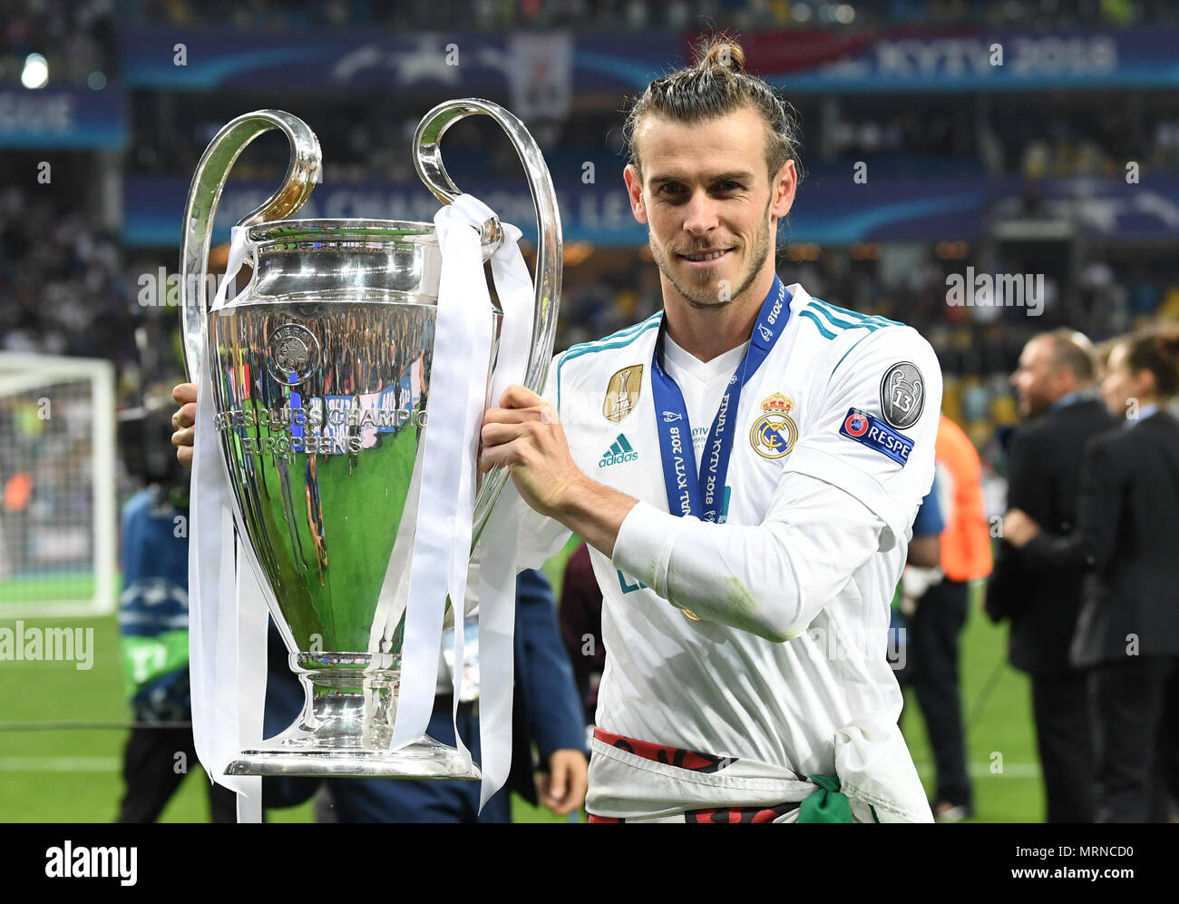 26 May 2018, Ukraine, Kiev: Soccer, Champions League final, Real Madrid vs FC Liverpool at the Olimpiyskiy National Sports Complex. Real's Gareth Bale holds the Champions League Cup. Photo: Ina Fassbender/dpa Credit: dpa picture alliance/Alamy Live News Stock Photo