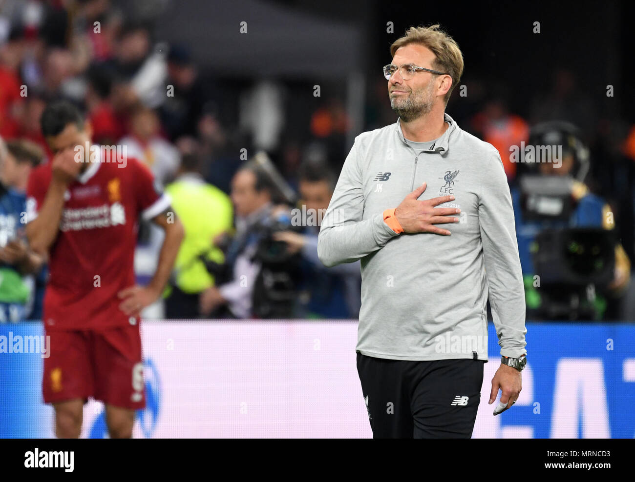26 May 2018, Ukraine, Kiev: Soccer, Champions League final, Real Madrid vs FC Liverpool at the Olimpiyskiy National Sports Complex. Liverpool's manager Juergen Klopp thanks the supporters. Photo: Ina Fassbender/dpa Credit: dpa picture alliance/Alamy Live News Stock Photo
