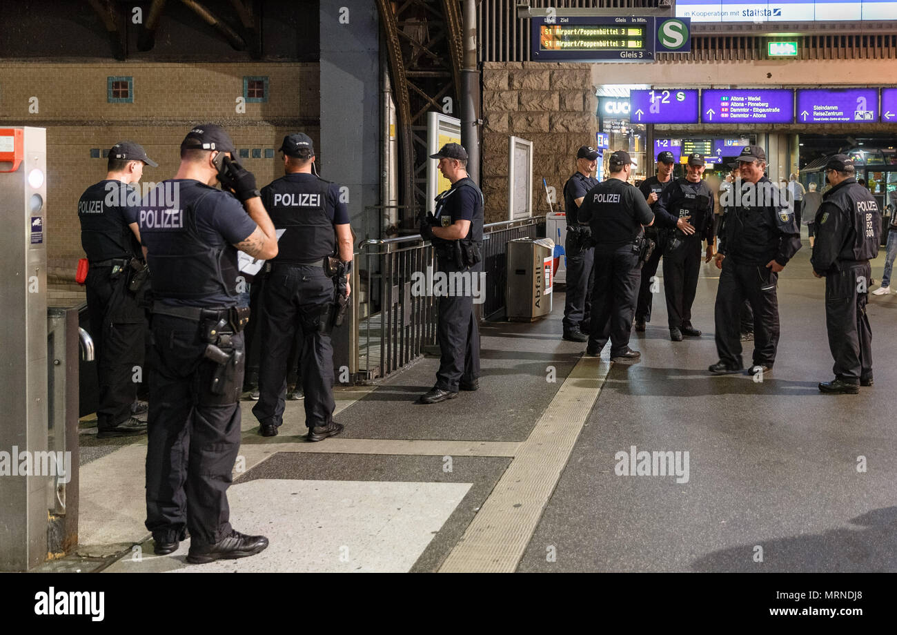 26 May 2018, Germany, Berlin: German police officers check passers-by ...