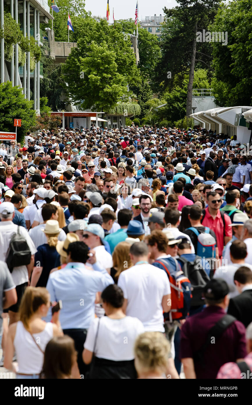 Paris, France. 27th May, 2018. A big crowd of tennis fans walk through the Roland Garros venue during Day 1 at the 2018 French Open at Roland Garros. Credit: Frank Molter/Alamy Live News Stock Photo