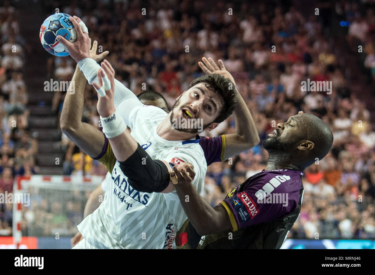 27 May 2018, Germany, Cologne: Handball Champions League final, HBC Nantes vs Montpellier HB at the Lanxess Arena: Rock Feliho (r) of Nantes and Ludovic Fabregas (l) of Montpellier vie for the ball. Photo: Federico Gambarini/dpa Stock Photo