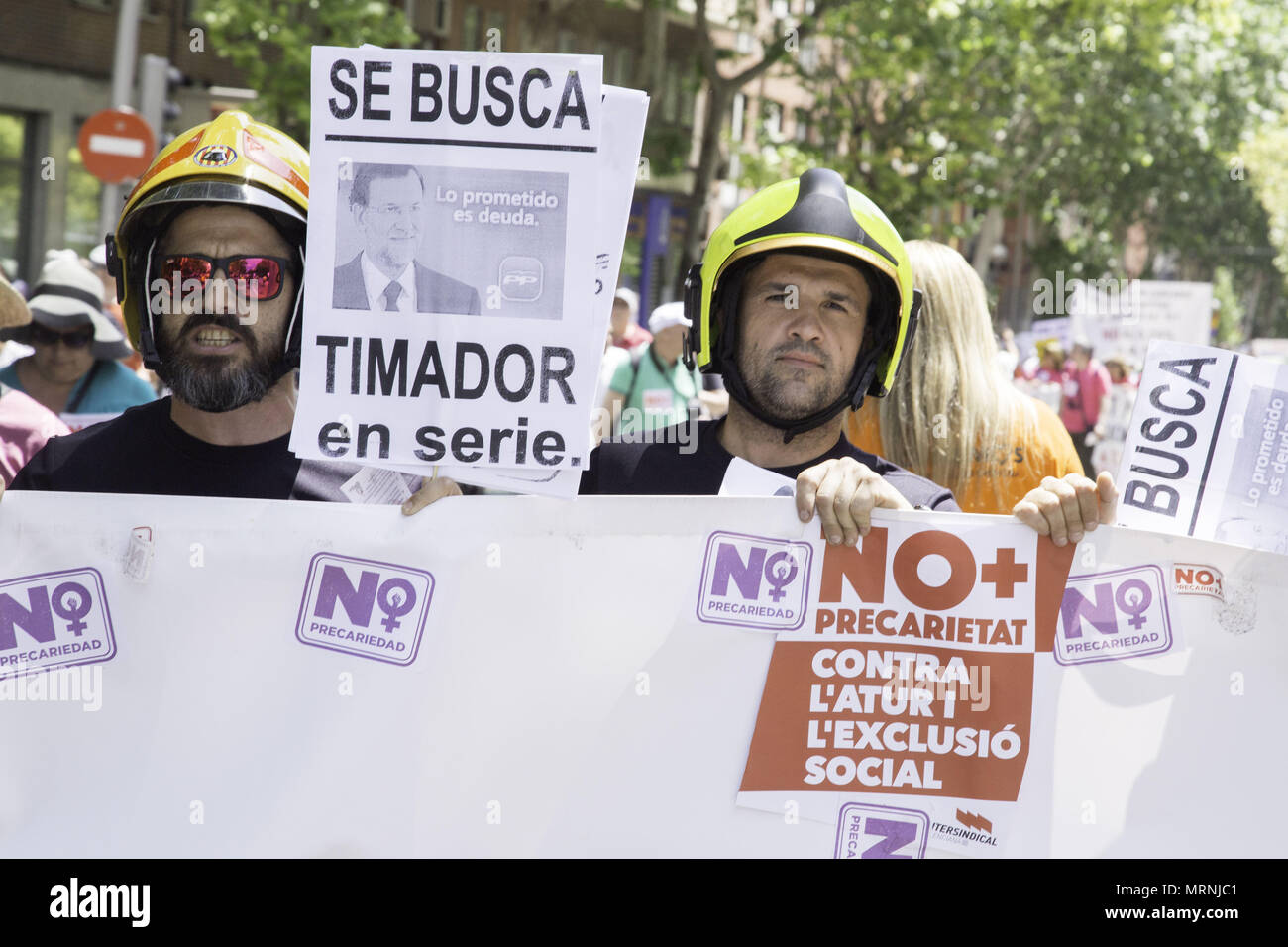 Madrid, Spain. 27th May, 2018. Firefighters seen supporting the March against precariousness.Activists from all over Spain demonstrated in Madrid against precariousness in the country. Credit: Lito Lizana/SOPA Images/ZUMA Wire/Alamy Live News Stock Photo