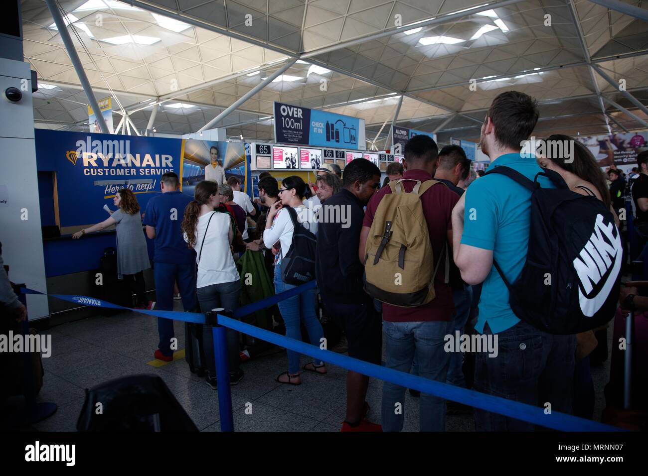Stansted, UK. 27th May 2018. long queues at stansted airport due to Ryanair cancellations. Sunday 27 May 2018. Stephen Power / Alamy live News Stock Photo