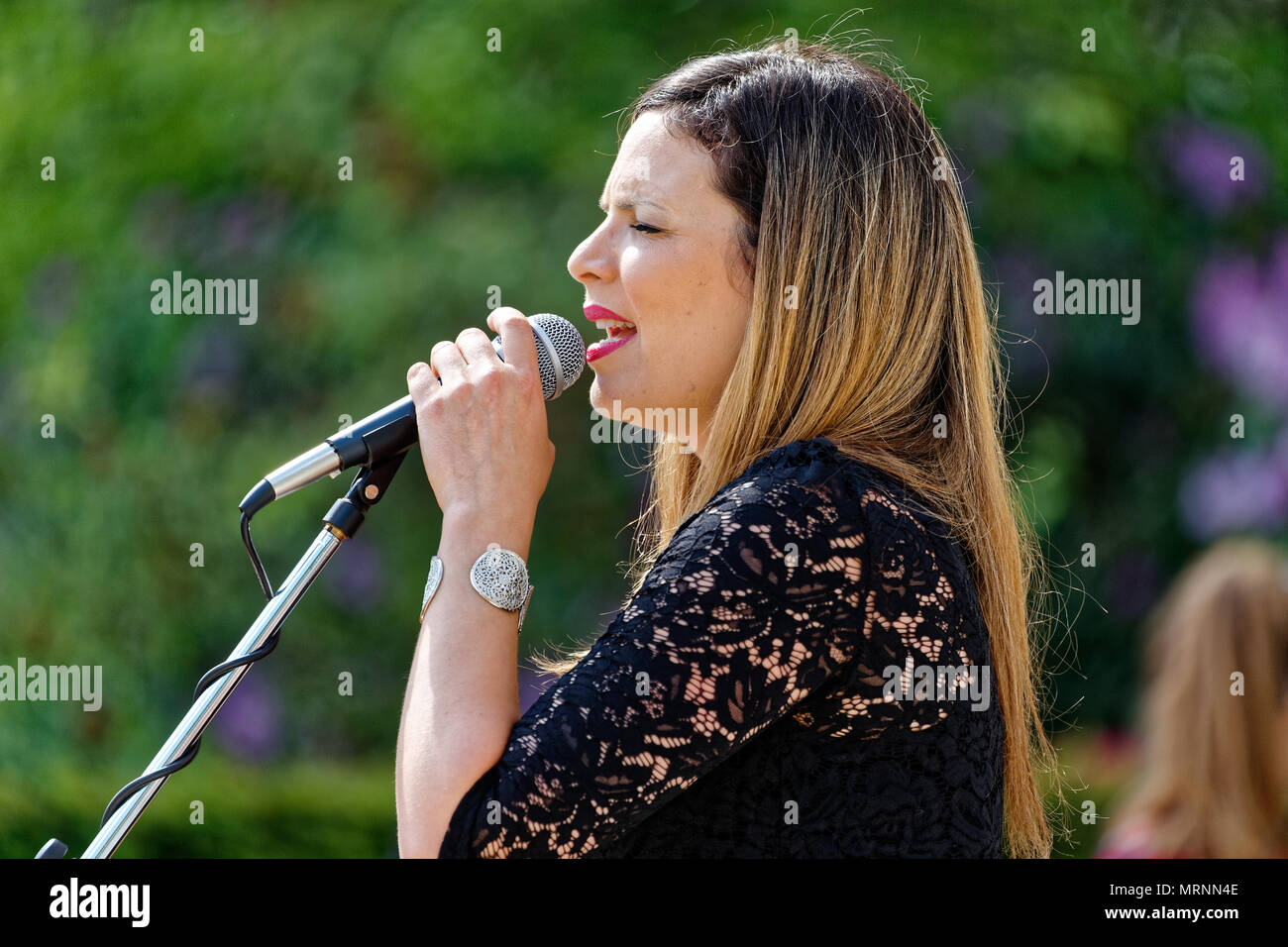 Brookwood American Military Cemetery, Surrey, UKBrookwood American Military Cemetery, Surrey, UK. Sun 27th May 2018 Brookwood American Cemetery, Surrey UK. Rosella Caruso performs 'Amazing Grace' during the ceremony. Credit: wyrdlight/Alamy Live News Stock Photo