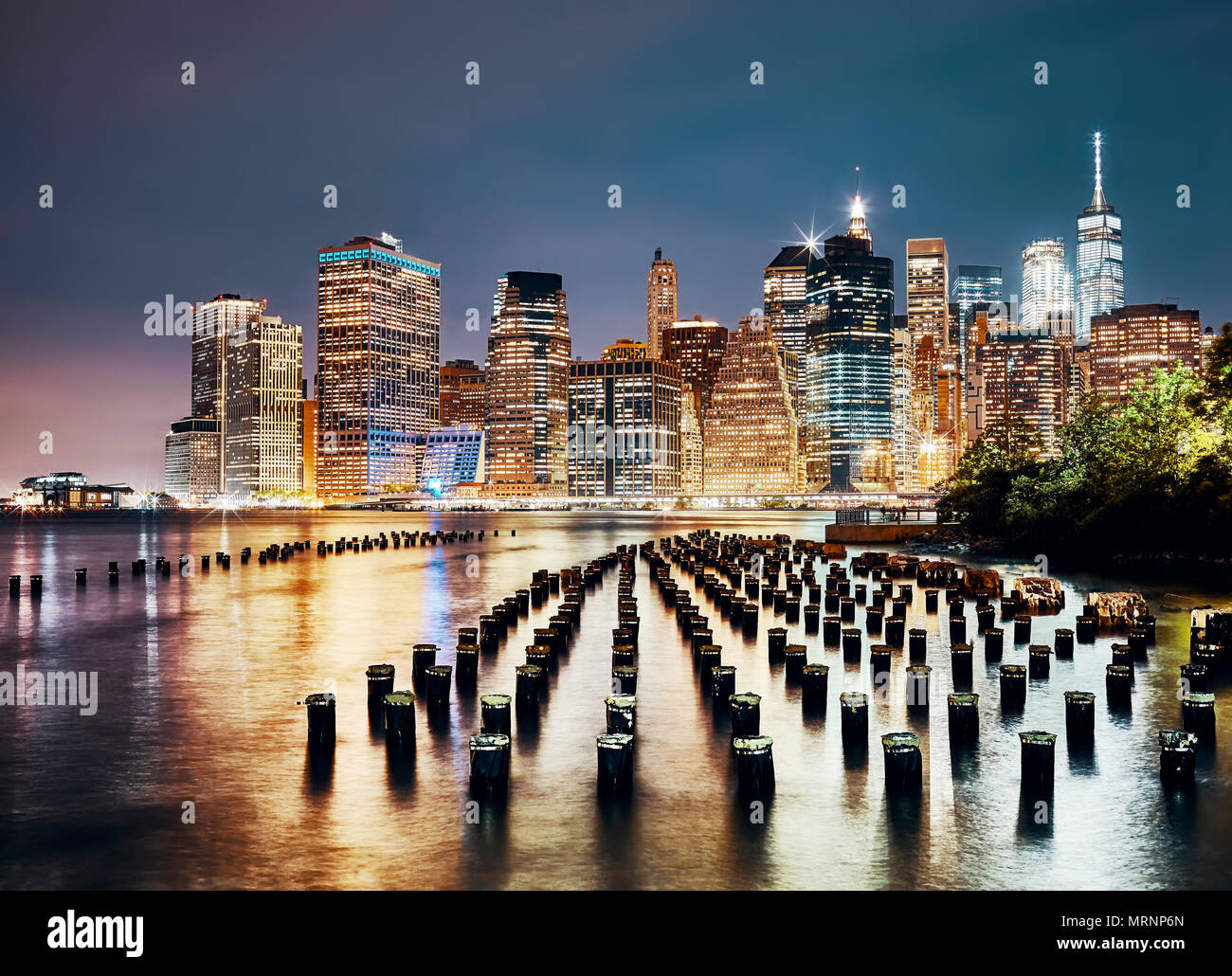 New york skyline at night hi-res stock photography and images - Alamy