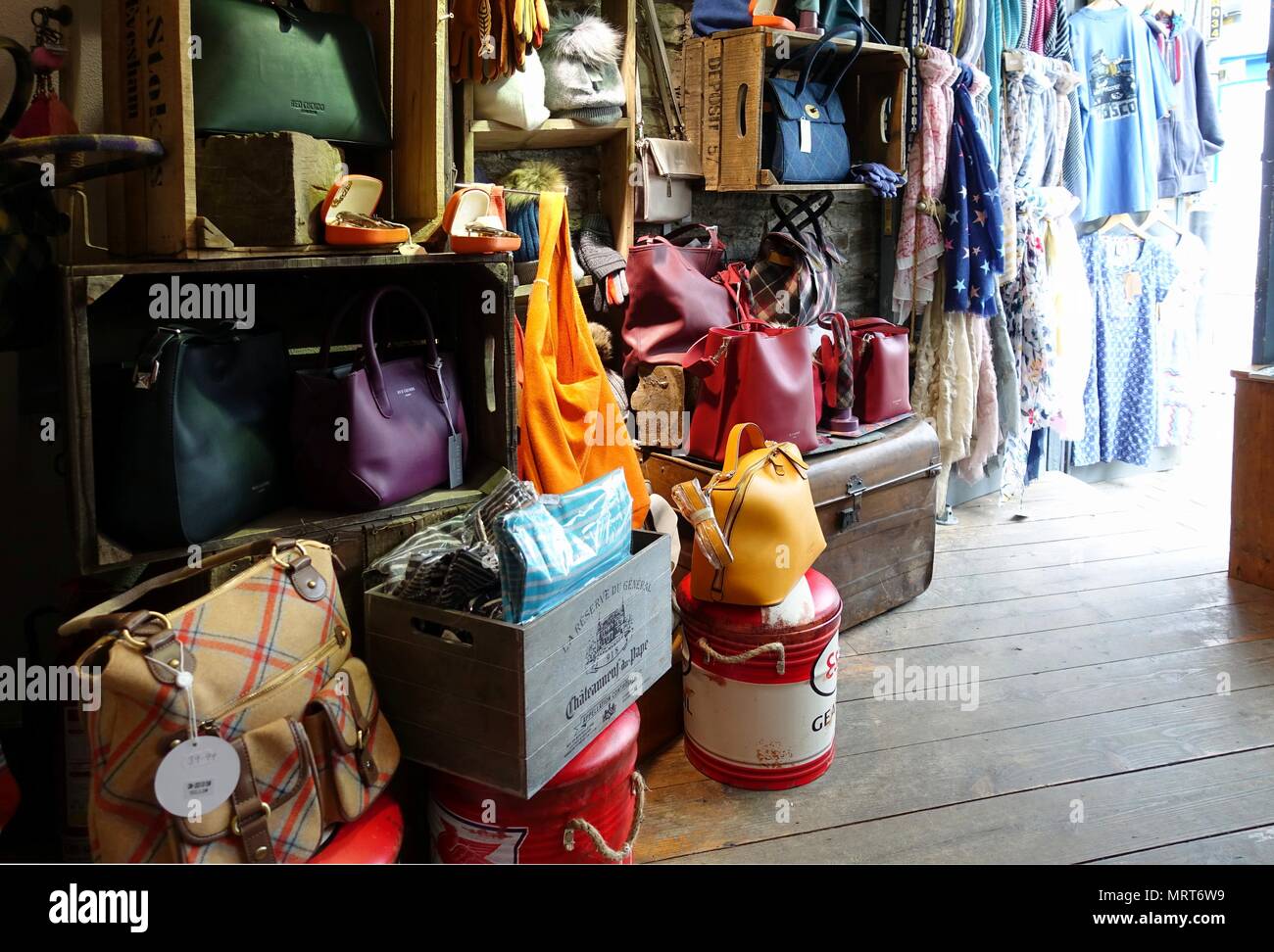 Shop display of handbags hi-res stock photography and images - Alamy