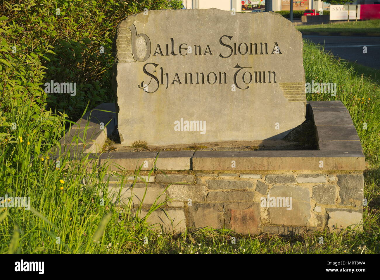 The sign welcoming you to Shannon town Stock Photo