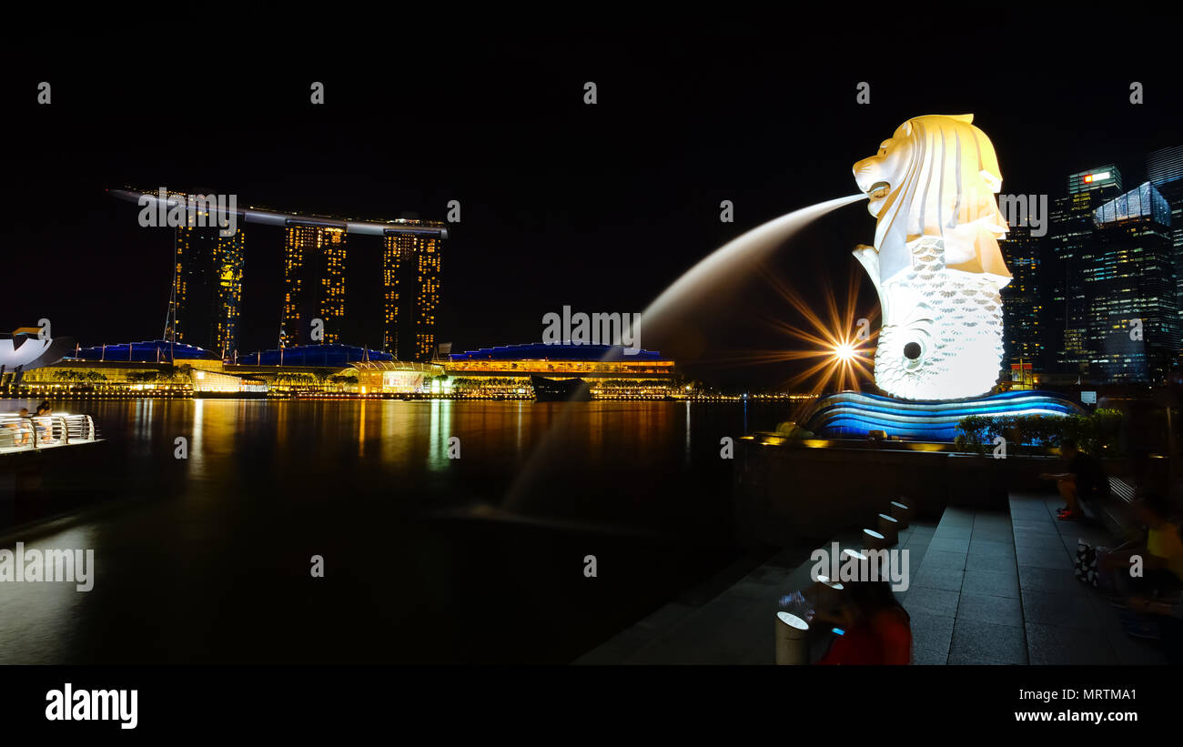 Merlion and hotel marina bay sands hi-res stock photography and images ...