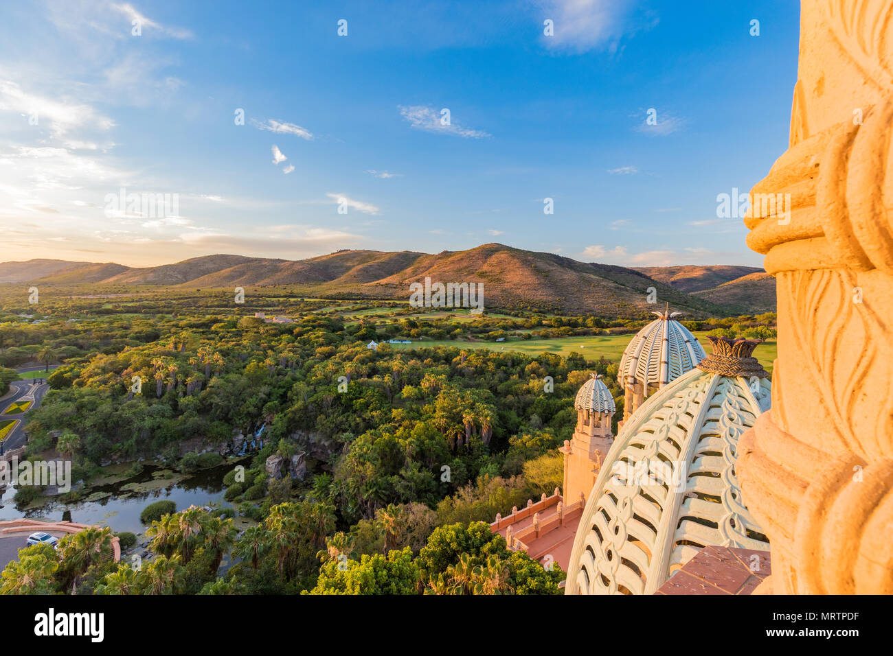 City blue skies hi-res stock photography and images - Alamy