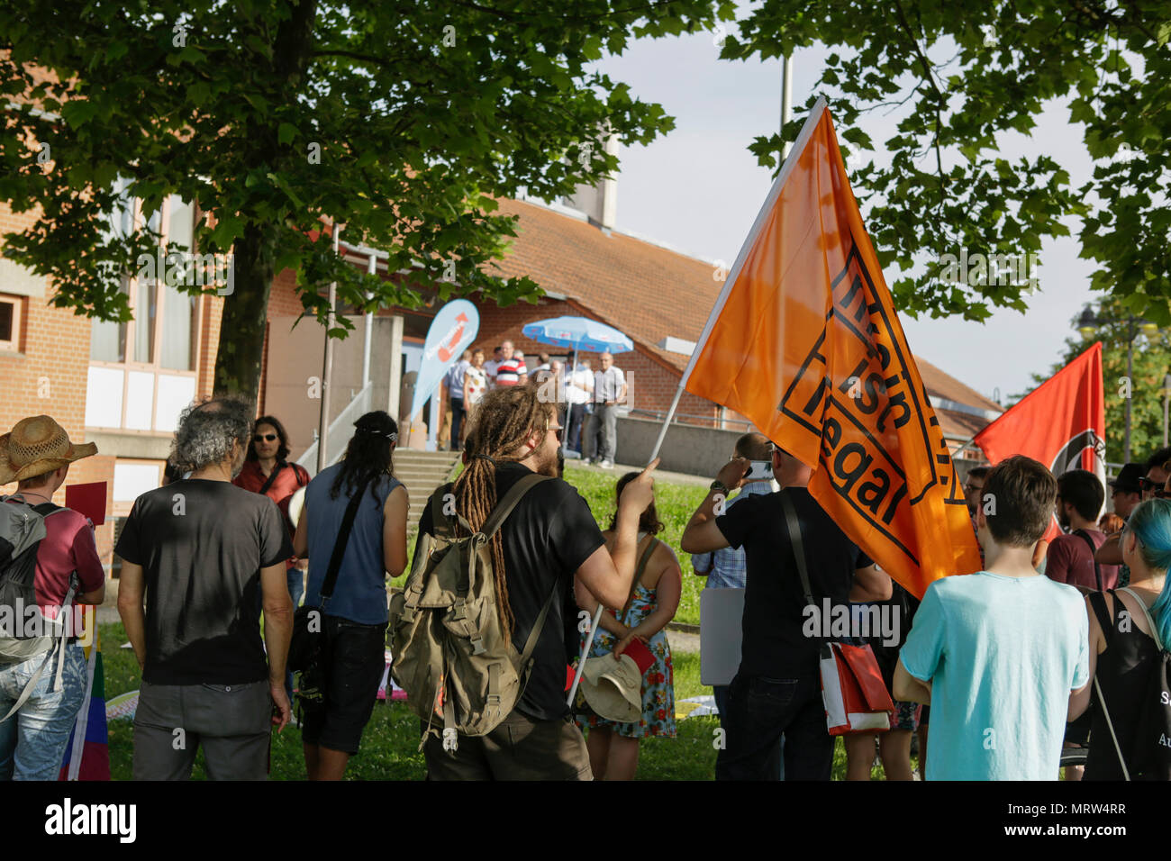 Jockgrim, Germany. 26th May, 2018. Protesters stand outside the venue with banners posters and flags. The parliamentary group of the right-wing populist AfD (Alternative for Germany) party of Rhineland-Palatinate celebrated the 2nd anniversary of their entry into the Rhineland-Palatinate state parliament in the 2016 state election in the South Palatinate city of Jockgrim. A counter-protest was organised by several groups outside the venue. Credit: Michael Debets/Pacific Pres/Alamy Live News Stock Photo