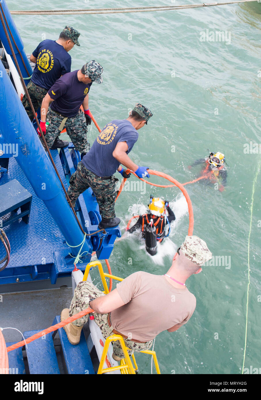 170717-N-GP524-0751  CALLAO, Peru (July 17, 2017) U.S. and Peruvian Sailors conduct a joint diving and salvage training exercise as part of UNITAS 2017. UNITAS is an annual, multi-national exercise that focuses on strengthening our existing regional partnerships and encourages establishing new relationships through the exchange of maritime mission-focused knowledge and expertise during multinational training operations. (U.S. Navy photo by Mass Communication Specialist 2nd Class Bill Dodge/Released) Stock Photo