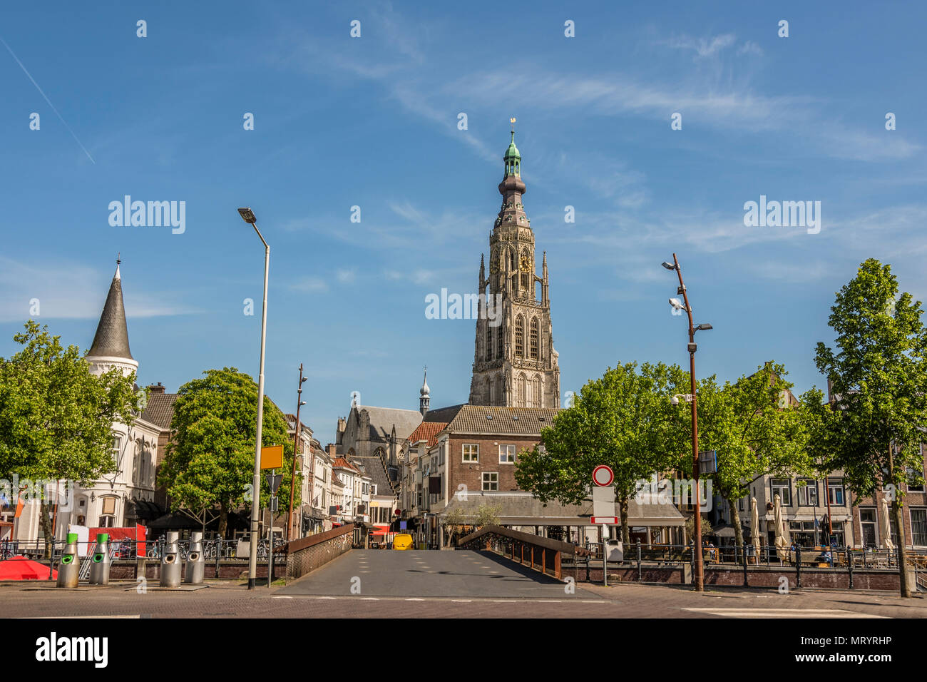 extract vorm Ontdooien, ontdooien, vorst ontdooien Bridge and main street entrance to the city of Breda. Stresses the tower of  the great church of Breda. Netherlands Stock Photo - Alamy