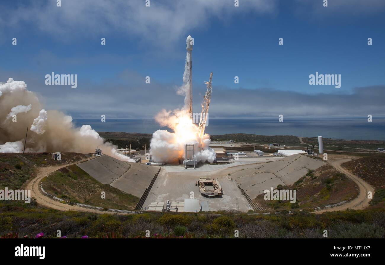 The SpaceX Falcon 9 rocket carrying the NASA German Research Centre for Geosciences GRACE Follow-On spacecraft launches from Space Launch Complex 4E at Vandenberg Air Force Base May 22, 2018 in Vandenberg, California. The GRACE-FO mission is sharing its ride to orbit with five Iridium NEXT communications satellites as part of a commercial ride share agreement. Stock Photo