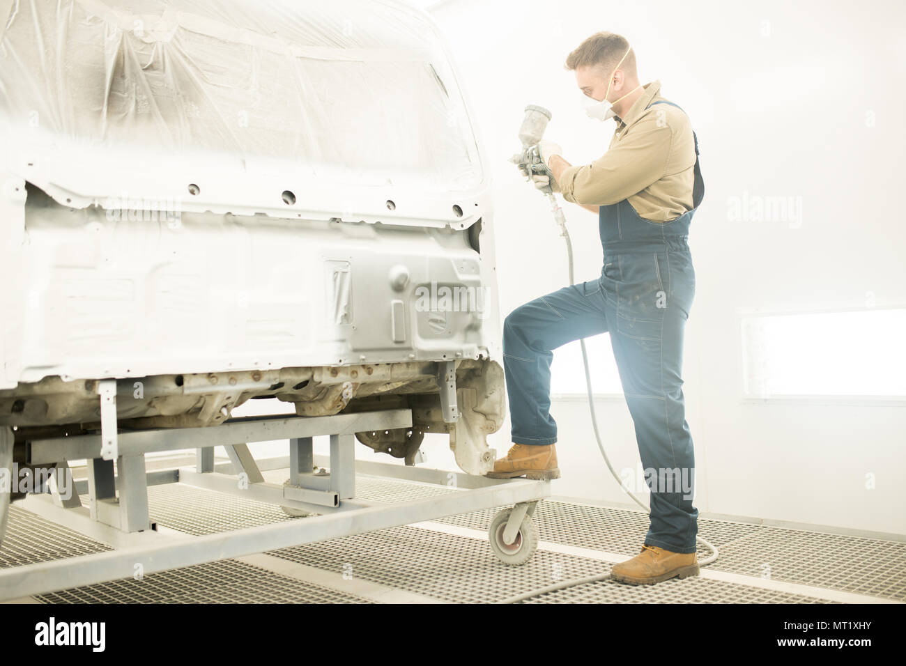 Mechanic Painting Car Body Stock Photo Alamy