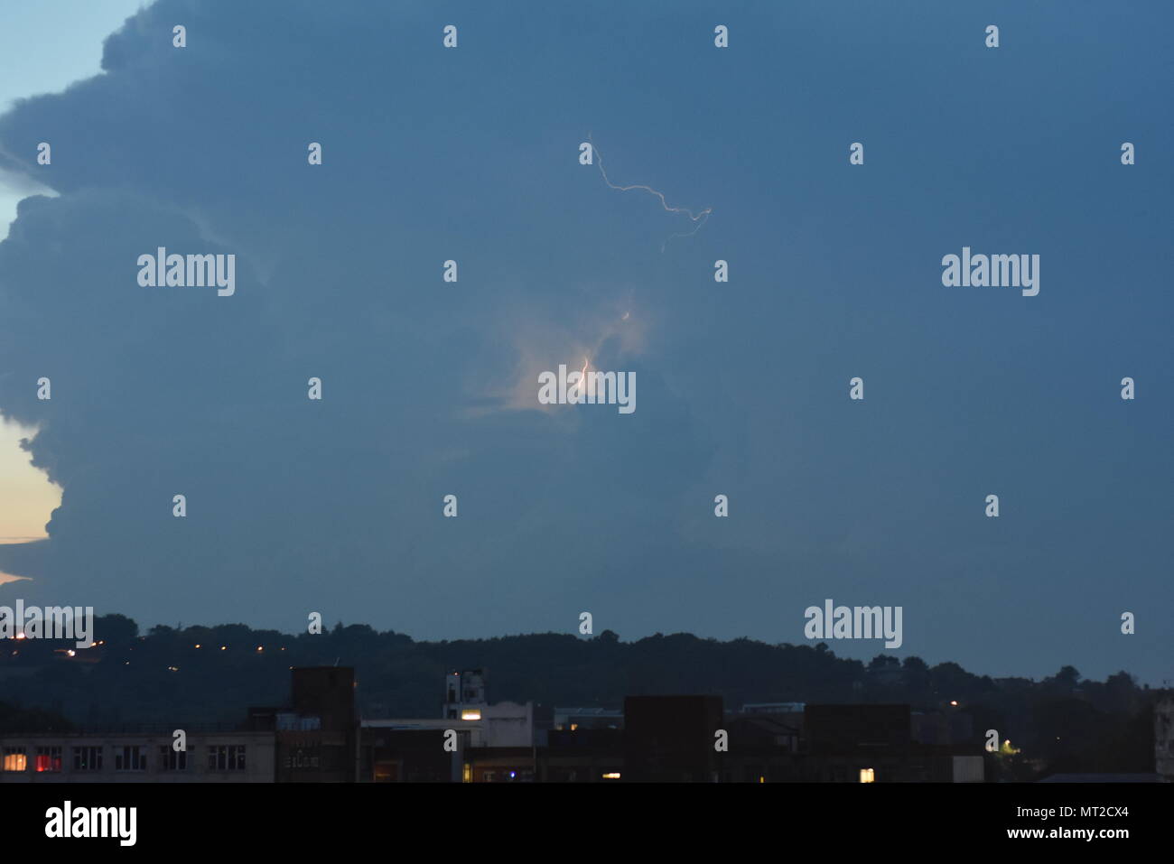 London, UK. 27th May 2018. Second day of the Thunderstorm lights up the skies over London with more lightning as the Bank holiday continues. Bolts of lightning flash and crack up in London, UK. 27th May 2018. Second day of the Thunderstorm lights up the skies over London with more lightning as the Bank holiday continues. Bolts of lightning flash and crack up in