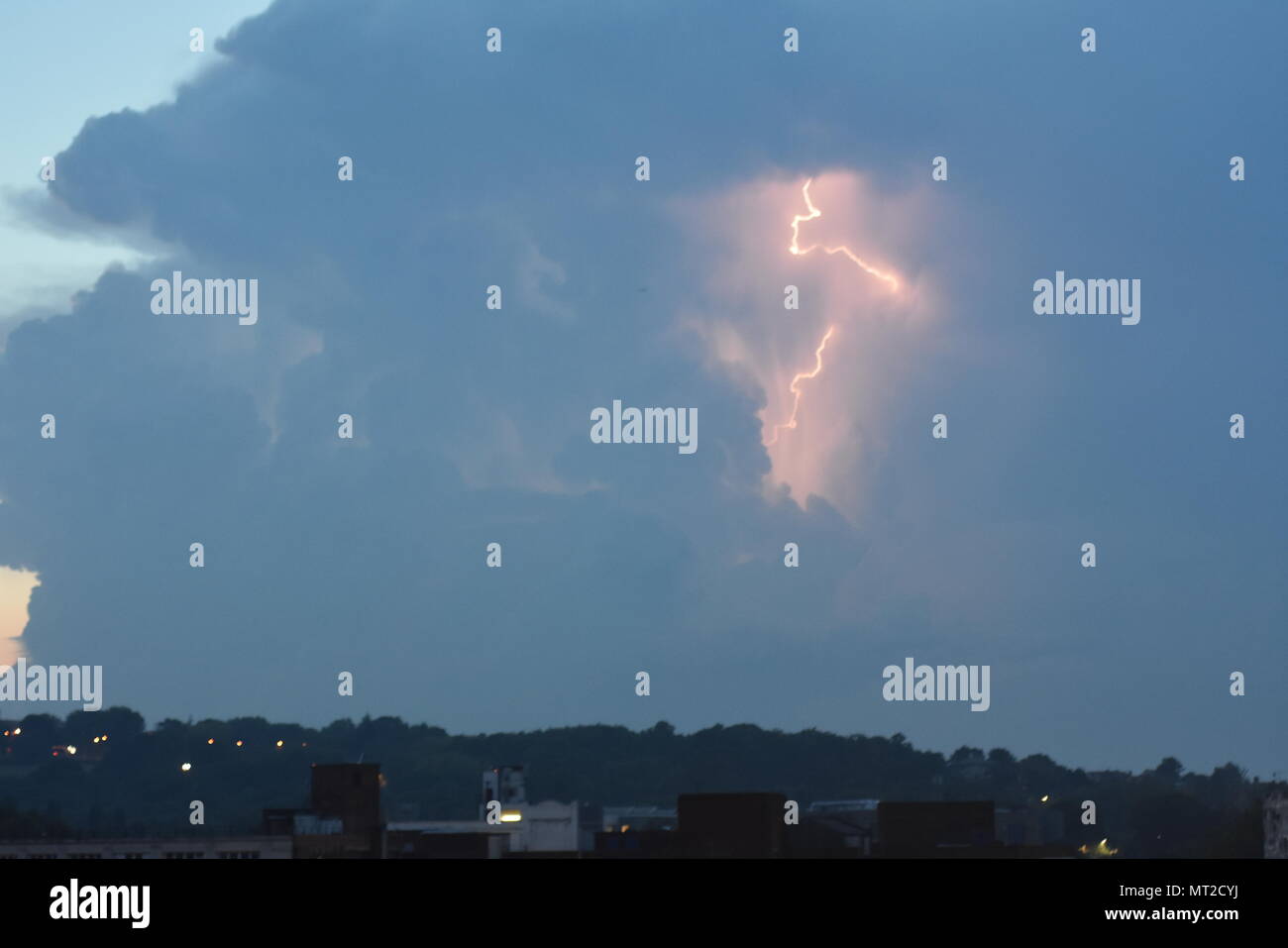 London, UK. 27th May 2018. Second day of the Thunderstorm lights up the skies over London with more lightning as the Bank holiday continues. Bolts of lightning flash and crack up in the clouds in what is being called the Mother of all thunder storms. The temperature is currently around 20 degrees and is predicted to reach 29 tomorrow so we can expect to get more thunder and lightning throughout the bank holiday. Credit: Ricardo Maynard/Alamy Live News Stock Photo