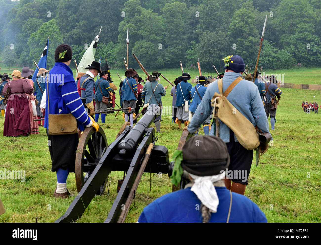 Bristol, UK, 27 May, 2018. British civil war, The Siege of Bristol 375th Anniversary of battles (1645) between Parliamentarians ('Roundheads') and Royalists ('Cavaliers') re-enacted by members of the Sealed Knot in Bristol Ashton Court afternoons of 27 and 28 May 2018, England. Over 2000 re-enactors Credit: Charles Stirling/Alamy Live News Stock Photo