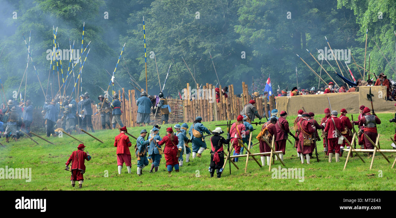 Bristol, UK, 27 May, 2018. British civil war, The Siege of Bristol 375th Anniversary of battles (1645) between Parliamentarians ('Roundheads') and Royalists ('Cavaliers') re-enacted by members of the Sealed Knot in Bristol Ashton Court afternoons of 27 and 28 May 2018, England. Over 2000 re-enactors Credit: Charles Stirling/Alamy Live News Stock Photo
