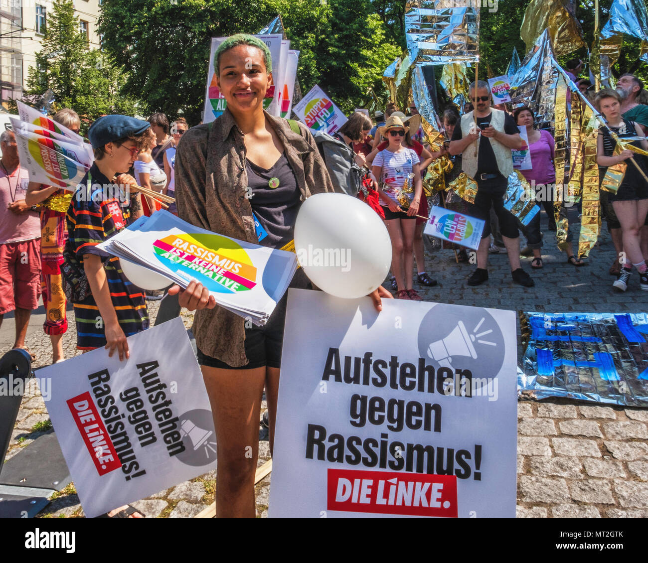 Germany,Berlin-Mitte, 27th May 2018. Shining Demonstration by the 'The Many' against the Nation-wide right-wing AFD demo on the same day. Protesters assembled in Weinberg Park dressed in shining clothes and carrying shiny banners & flags The demonstrators marched from the park through Mitte to the Brandenburg Gate to protest against racism, anti-semitism, Fascism & Nazism. The Many is an association of artists,ensembles and actors who oppose right-wing extremism and stand for democracy  and a diverse Society. credit: Eden Breitz/Alamy Live News Stock Photo