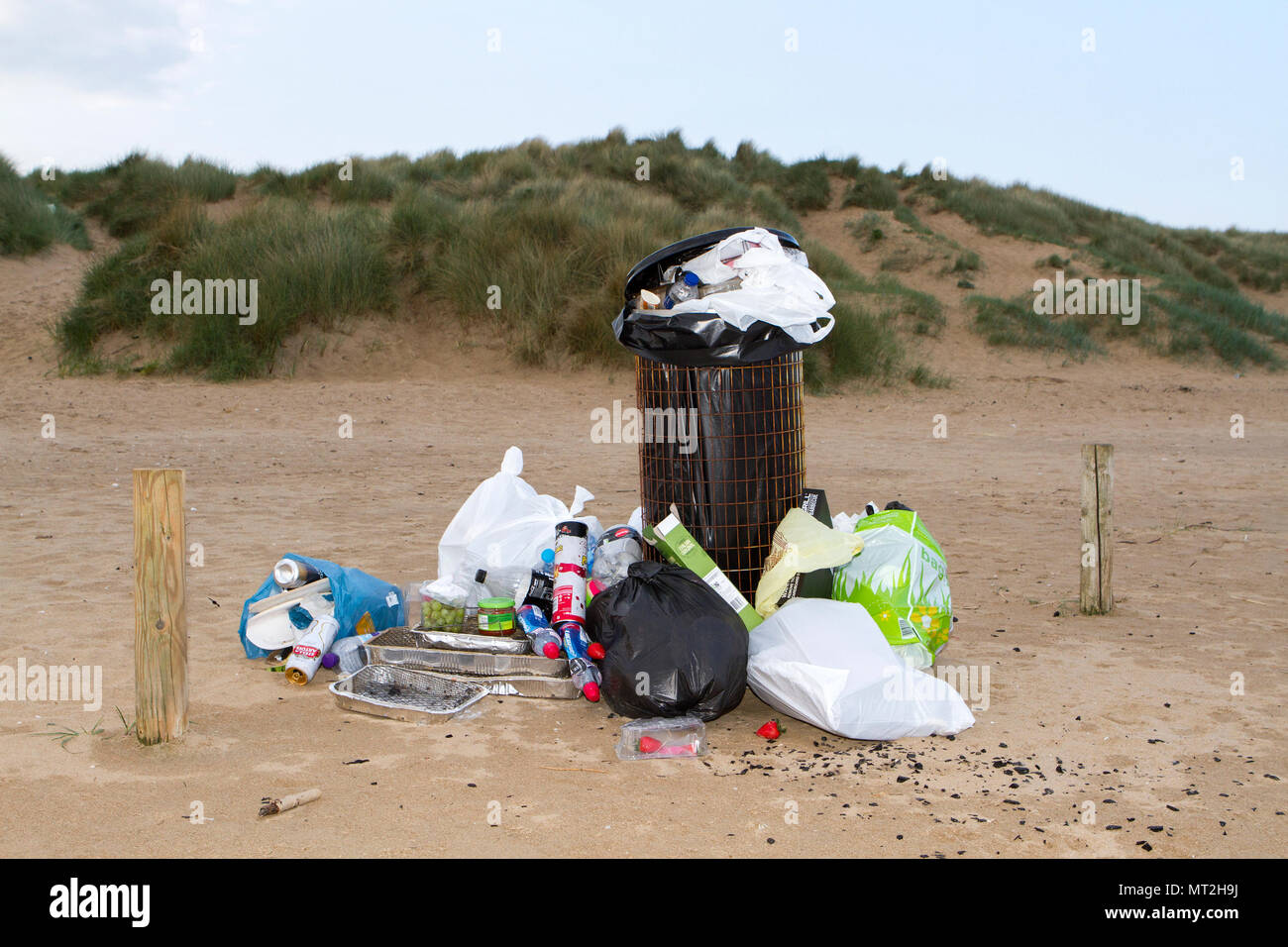 Filthy Beach, Southport, Merseyside. 28th May 2018. Bank Holiday revellers leave Southport’s beaches strewn with rubbish, discarded barbecues and empty beer cans.  Beauty spots were covered in litter and bags of rubbish were piled-up next to overflowing bins.  Many simply left their rubbish behind after having barbecues and drinks in the great outdoors - forcing local clean up squads to leap into action today. While some attempted to clear up by placing their litter near a bin, the nature spots were still blighted by mountains of festering rubbish.  Credit: Cernan Elias/Alamy Live News Stock Photo