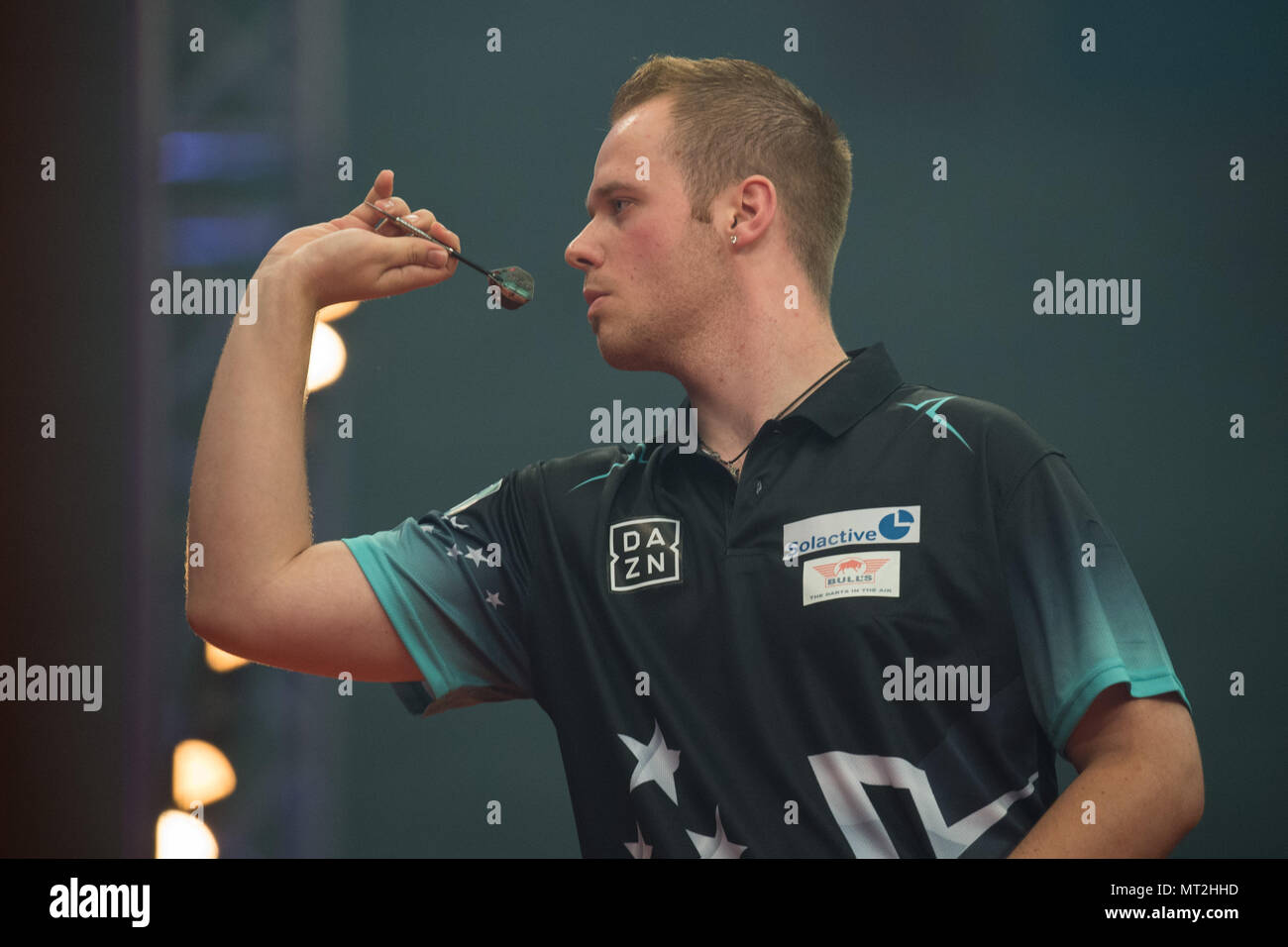 Gelsenkirchen, Deutschland. 25th May, 2018. Max HOPP (GER), action, throw,  throws, half-length, German Darts Masters, on 25.05.2018 in the  Veltins-Arena in Gelsenkirchen/Germany. | usage worldwide Credit: dpa/Alamy  Live News Stock Photo -