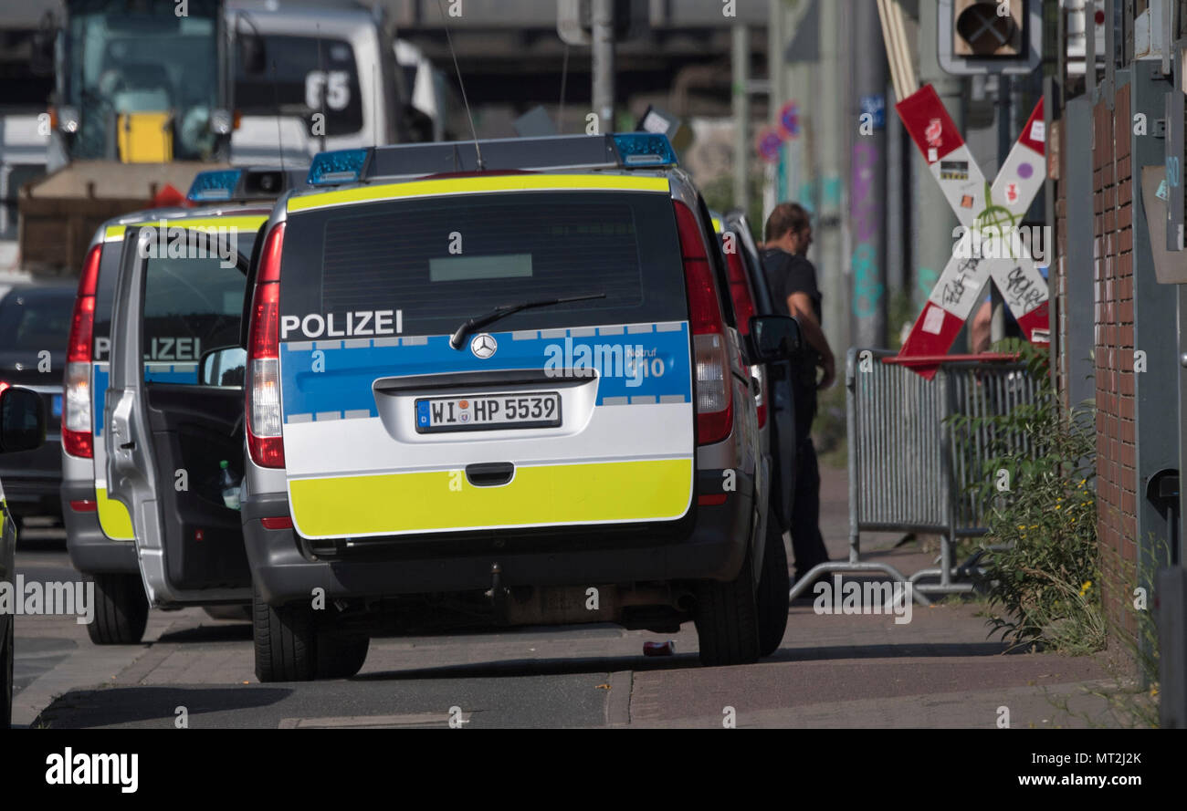 28 May 2018, Germany, Frankfurt am Main: Police officers pictured during the clearing of a homeless camp in the Gutleutviertel district. Police began clearing the camp in the morning. Photo: Boris Roessler/dpa Stock Photo