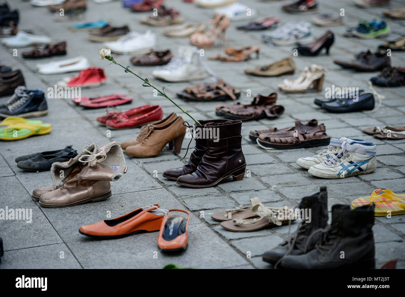 Brussels, Bxl, Belgium. 28th May, 2018. 4500 empty pairs of shoes cover Place Jean Rey, in the European district in Brussels, Belgium on 28.05.2018 Human rights activists from Avaaz memorize this way every person killed in The Israel - Palestine conflict last decade. The same time EU ministers meet to discuss situation in Palestine by Wiktor Dabkowski Credit: Wiktor Dabkowski/ZUMA Wire/Alamy Live News Stock Photo