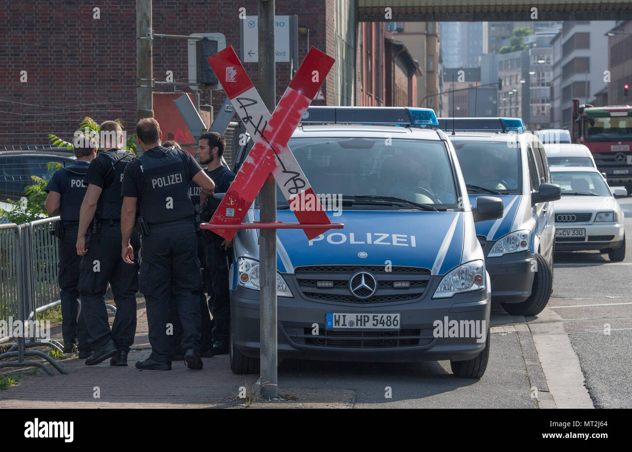 28 May 2018, Germany, Frankfurt am Main: Police officers pictured during the clearing of a homeless camp in the Gutleutviertel district. Police began clearing the camp in the morning. Photo: Boris Roessler/dpa Stock Photo