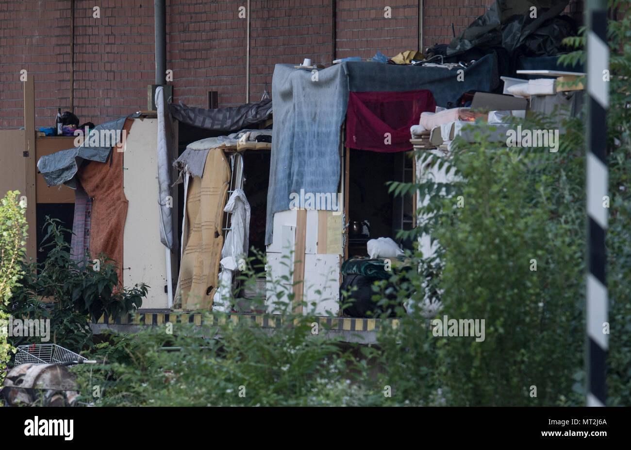 28 May 2018, Germany, Frankfurt am Main: The huts of a homeless camp which have been vacated in the Gutleutviertel district. Police began clearing the camp in the morning. Photo: Boris Roessler/dpa Stock Photo
