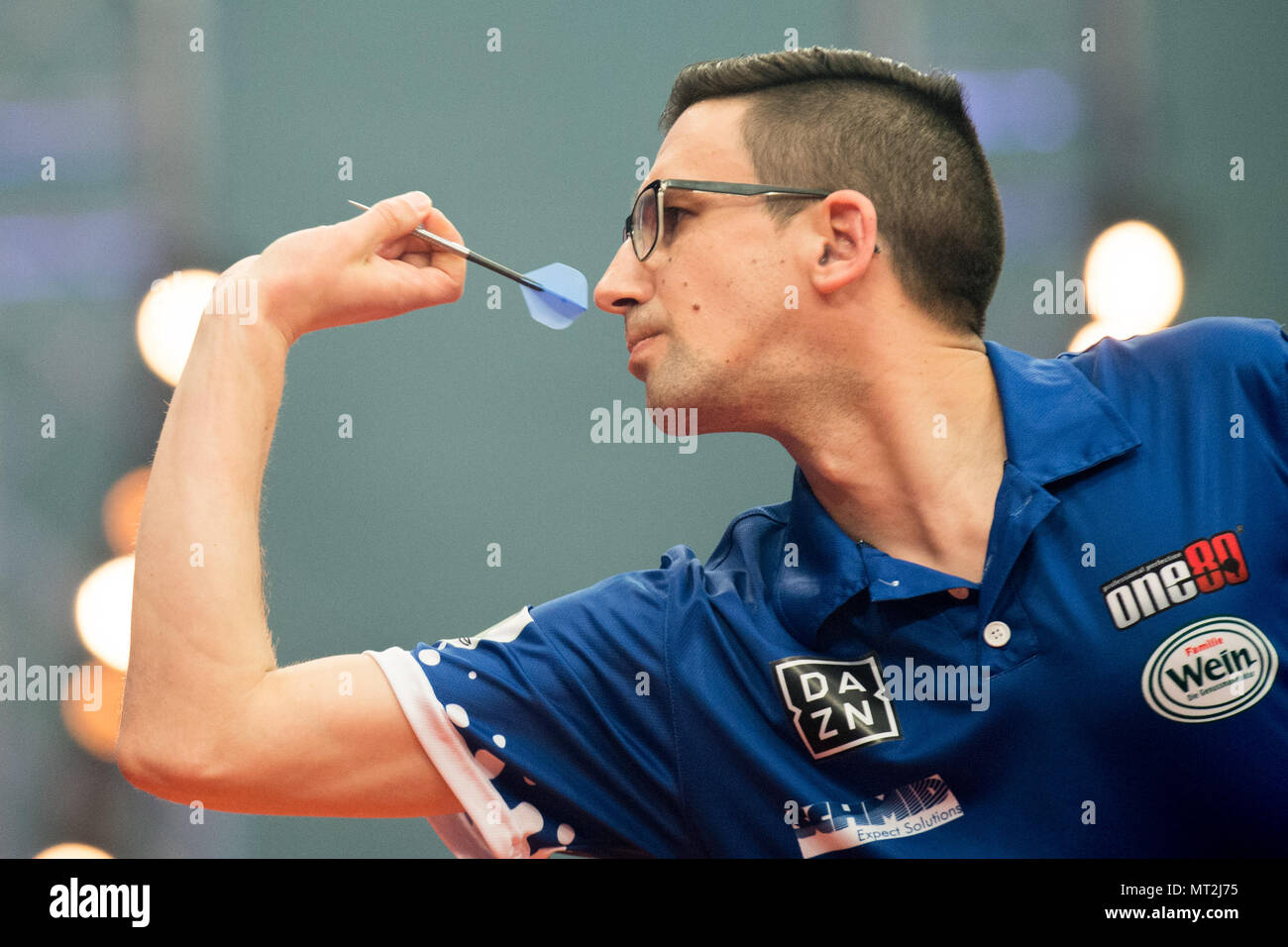 Robert MARIJANOVIC (GER), action, throw, throw, bust, German Darts Masters,  on 25.05.2018 in the Veltins Arena in Gelsenkirchen/Germany. | usage  worldwide Stock Photo - Alamy