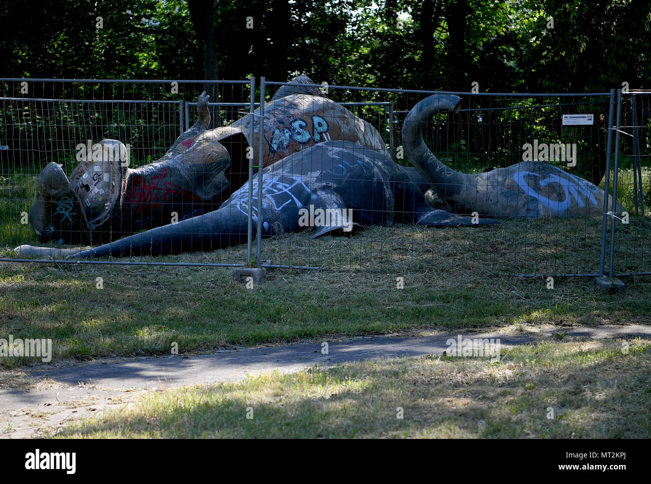 25.05.2018, Berlin: Broken dinosaur figures lie on the grounds of the former GDR amusement park in the Planterwald. The Spree Park became wild and should now be revived. Photo: Britta Pedersen / dpa | usage worldwide Stock Photo