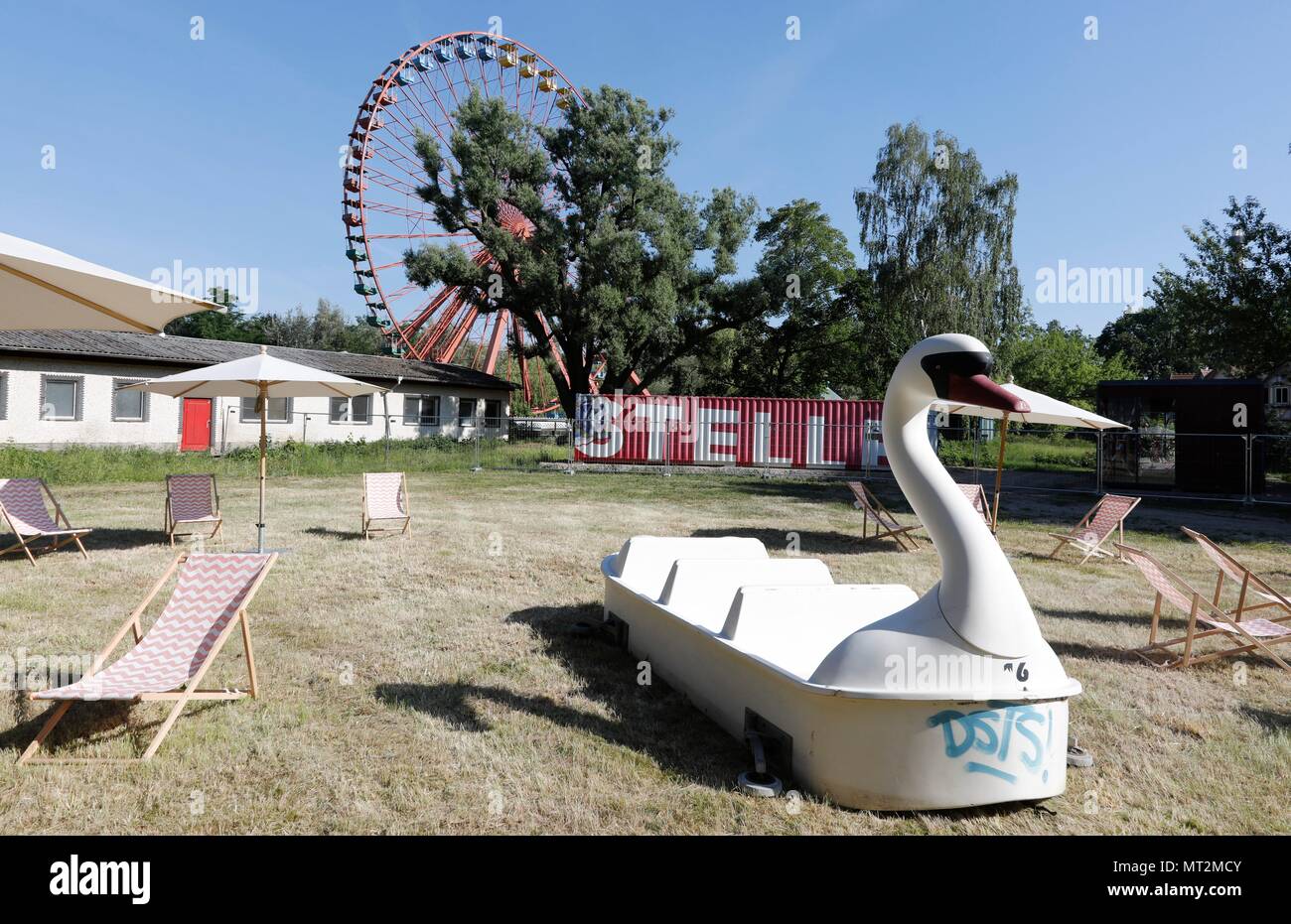 Berlin, Deutschland. 25th May, 2018. View of the rusting Ferris wheel in the former Spreepark in the Berlin Plaenterwald, in the foreground a Tretbott with swan's head. In GDR times, the park was a well-attended amusement park. Gruen Berlin GmbH will redesign the park. | usage worldwide Credit: dpa/Alamy Live News Stock Photo