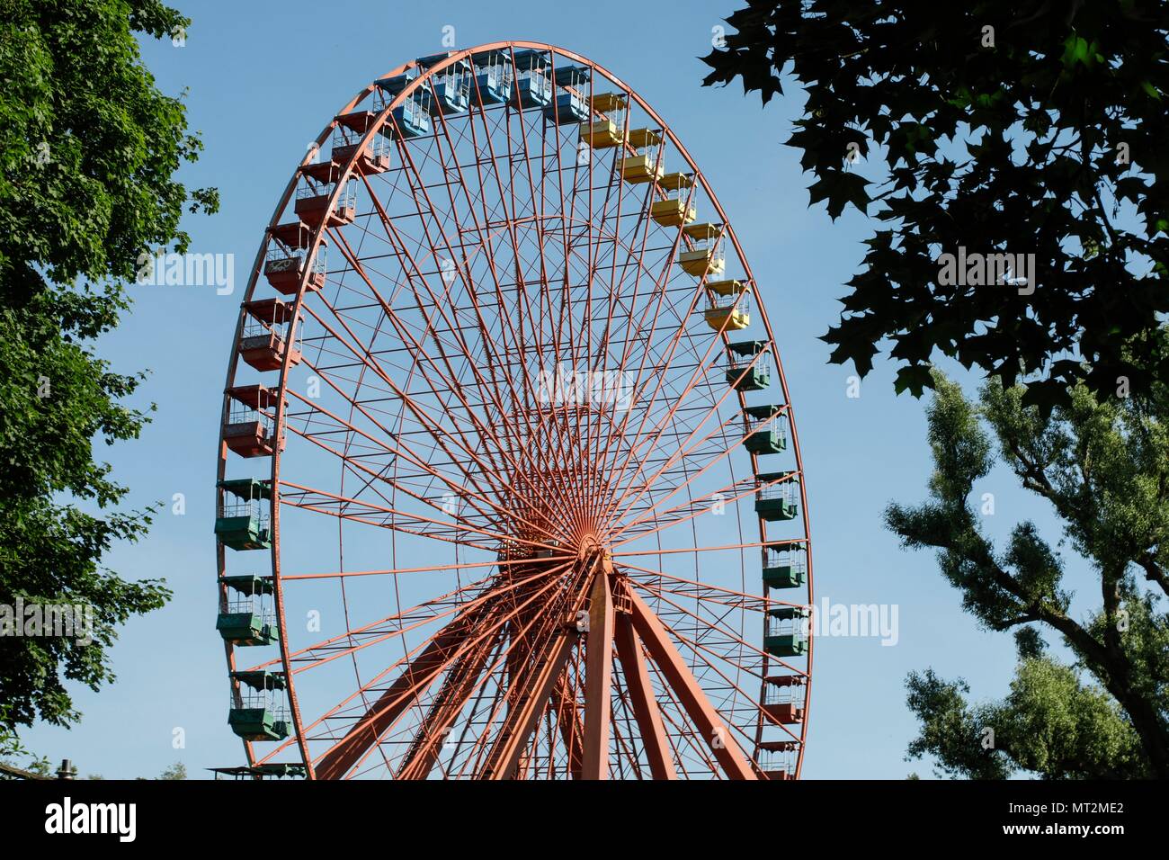 Berlin, Deutschland. 25th May, 2018. View of the rusting Ferris wheel in the former Spree Park in the Berlin Plaenterwald. In GDR times, the park was a well-attended amusement park. Gruen Berlin GmbH will redesign the park. | usage worldwide Credit: dpa/Alamy Live News Stock Photo